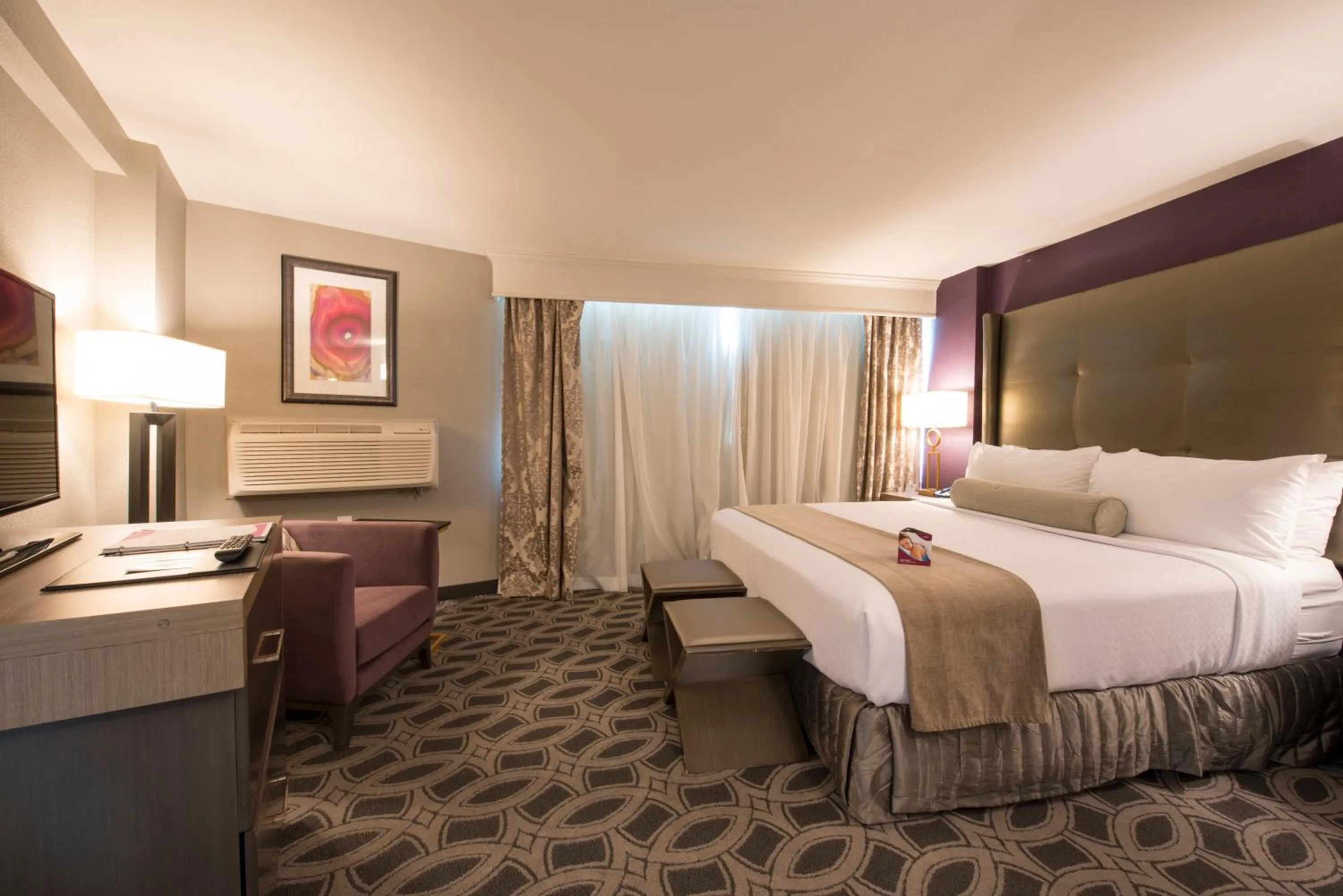 Photo of the whole room, Bed in Crowne Plaza Saddle Brook by IHG