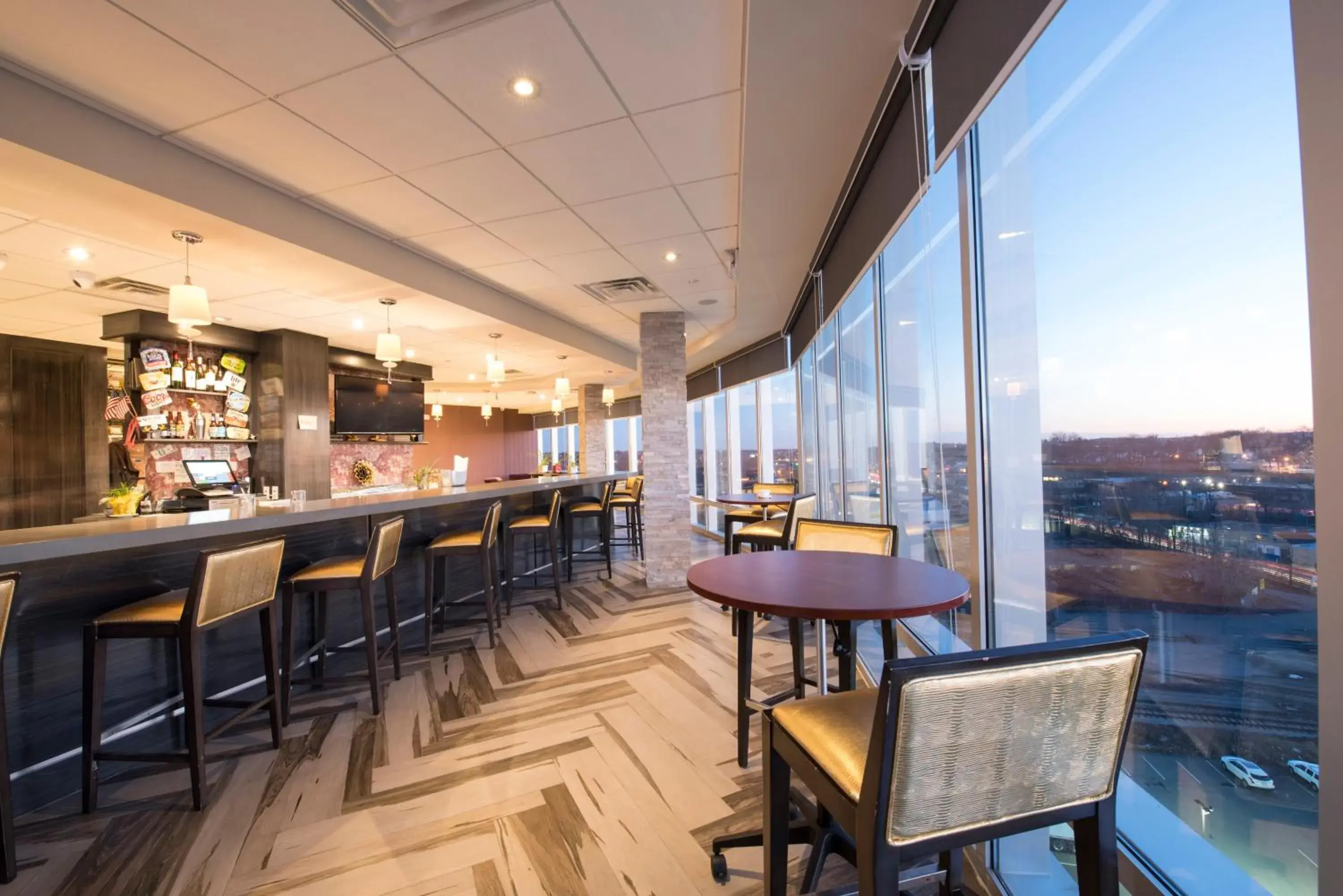 Lounge or bar in Crowne Plaza Saddle Brook by IHG Lounge or bar in Crowne Plaza Saddle Brook by IHG