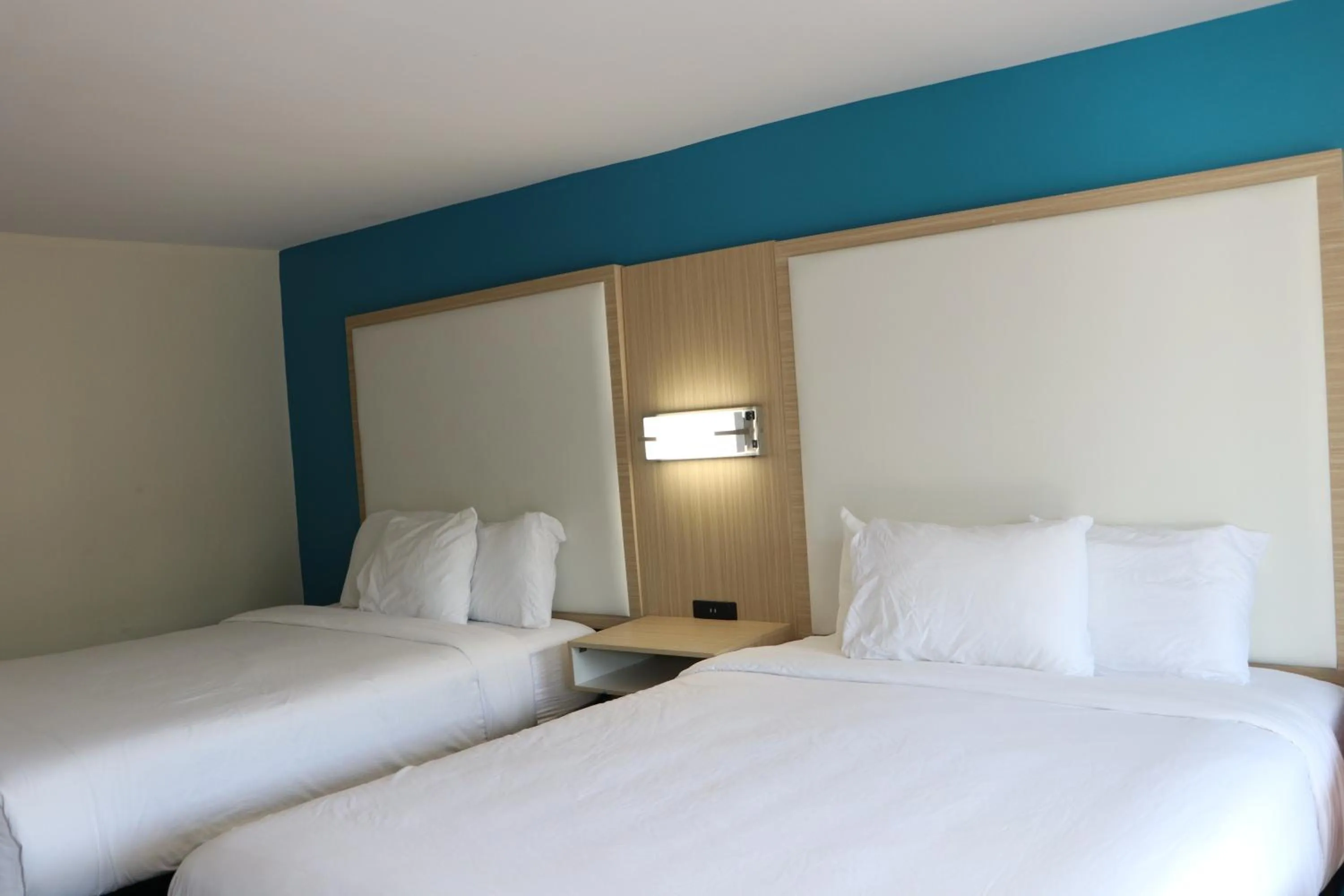 Bed in Sunbird Cape Cod Annex