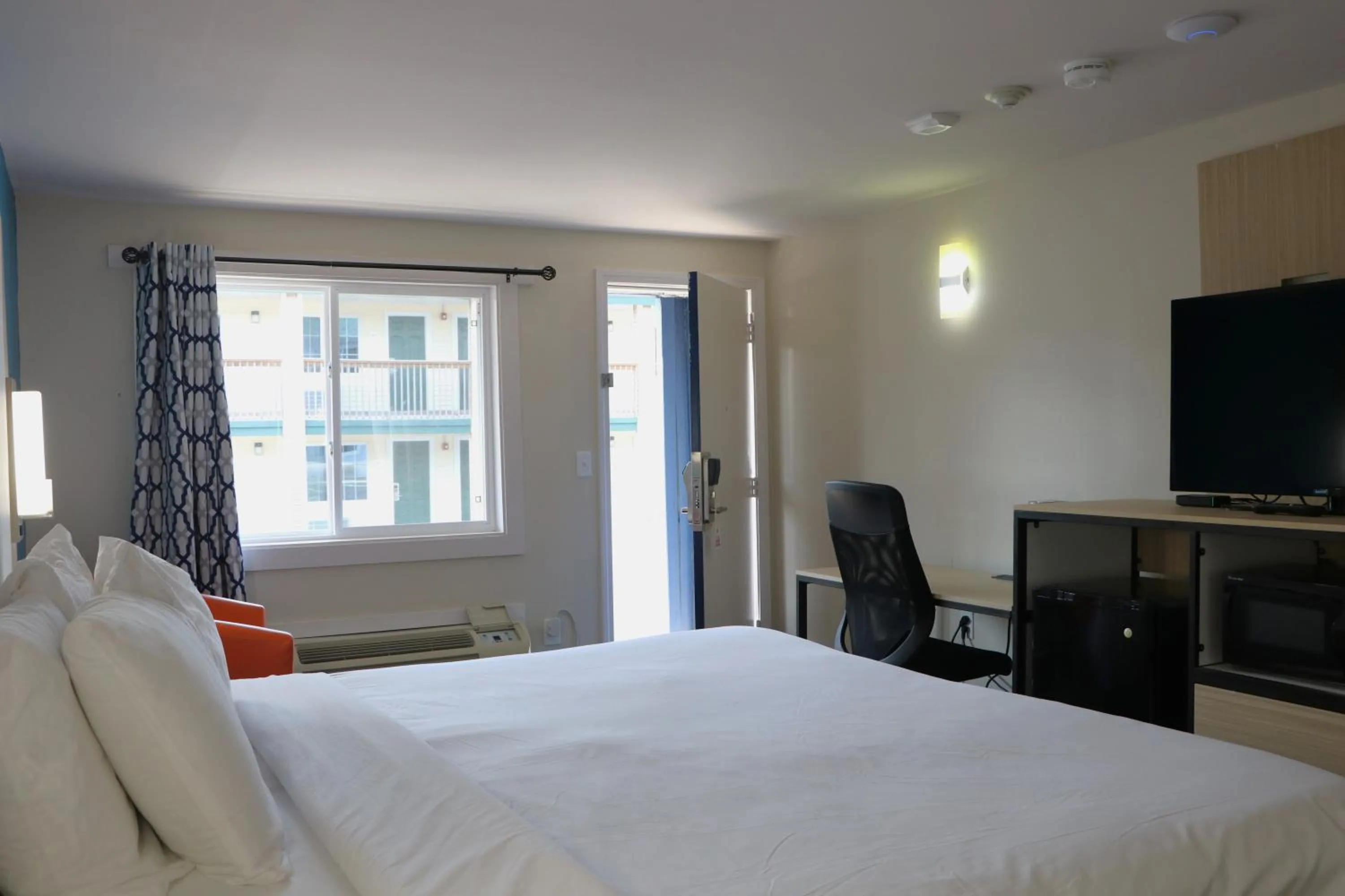 Photo of the whole room, Bed in Sunbird Cape Cod Annex