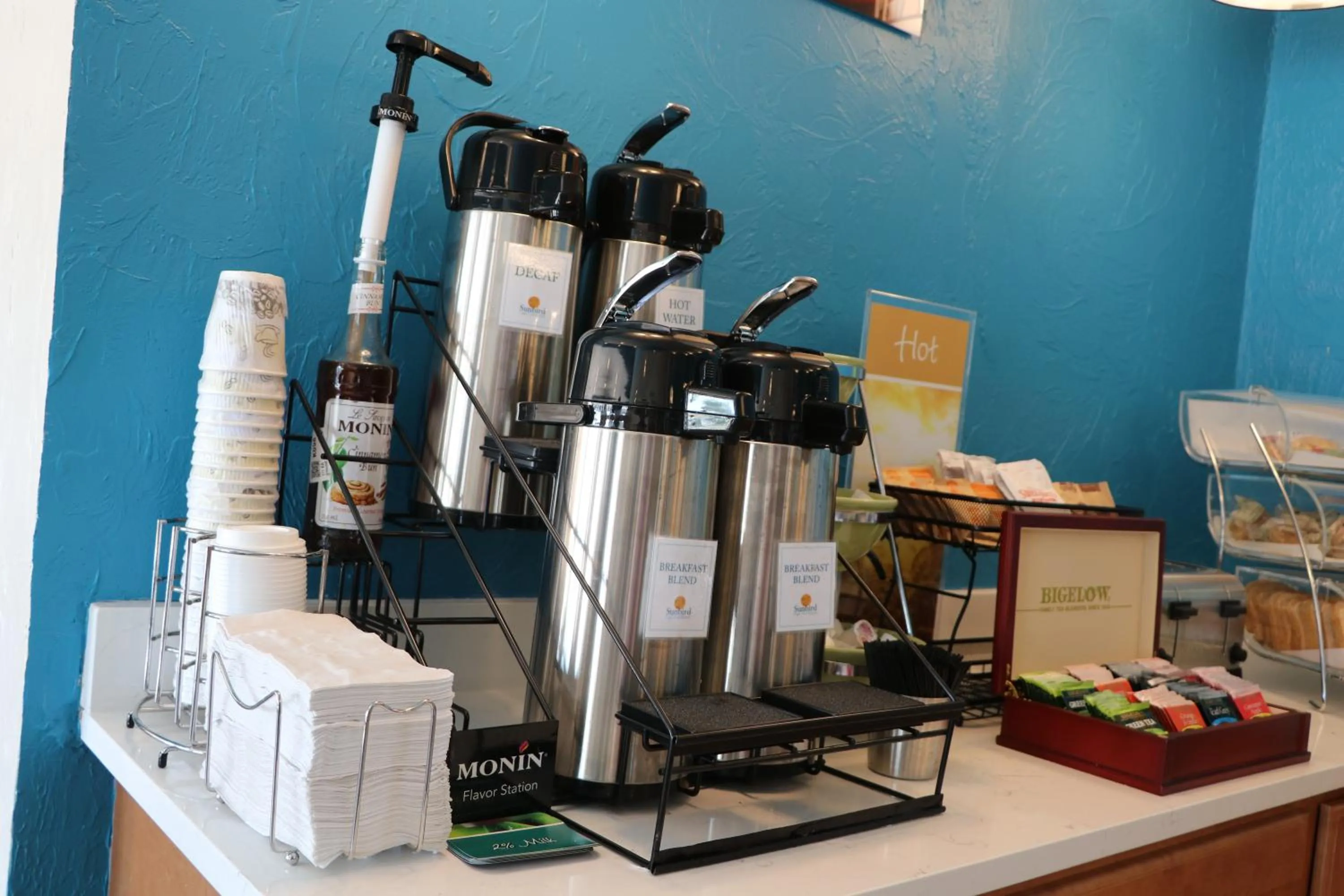 Coffee/tea facilities in Sunbird Cape Cod Annex