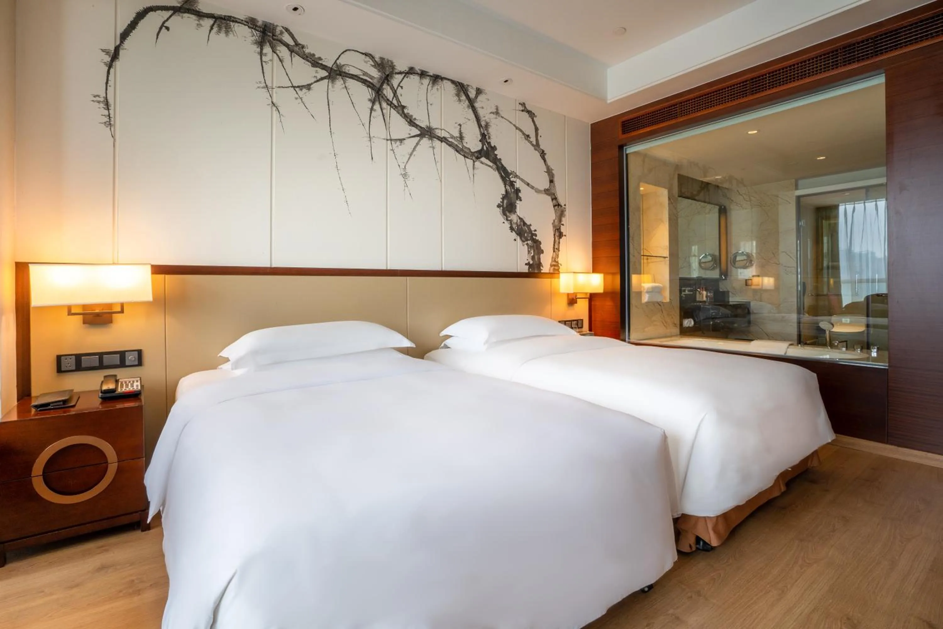 Bed in Expo Center Hotel - Free Shuttle Bus & Late Check-out