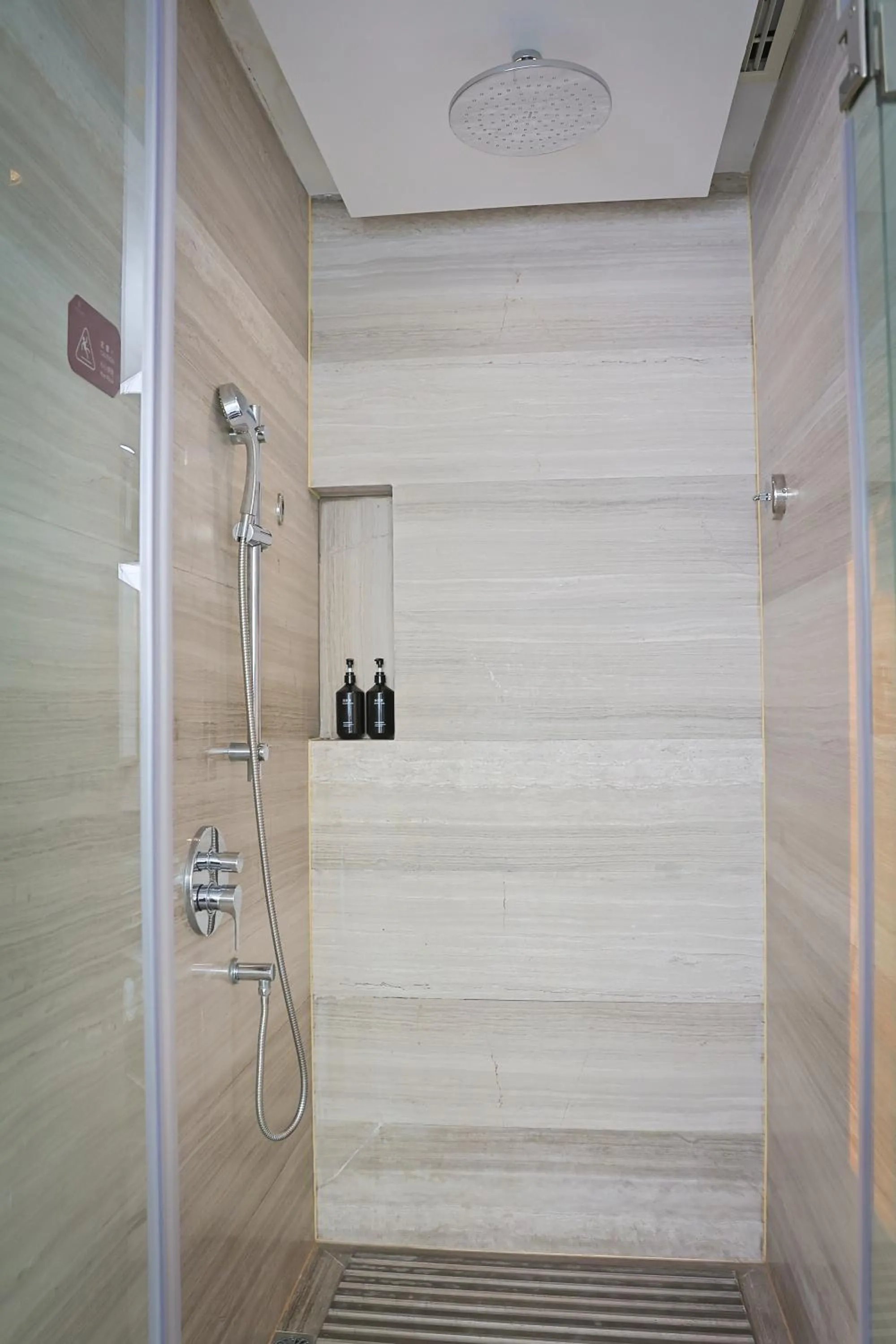 Shower in Expo Center Hotel - Free Shuttle Bus & Late Check-out