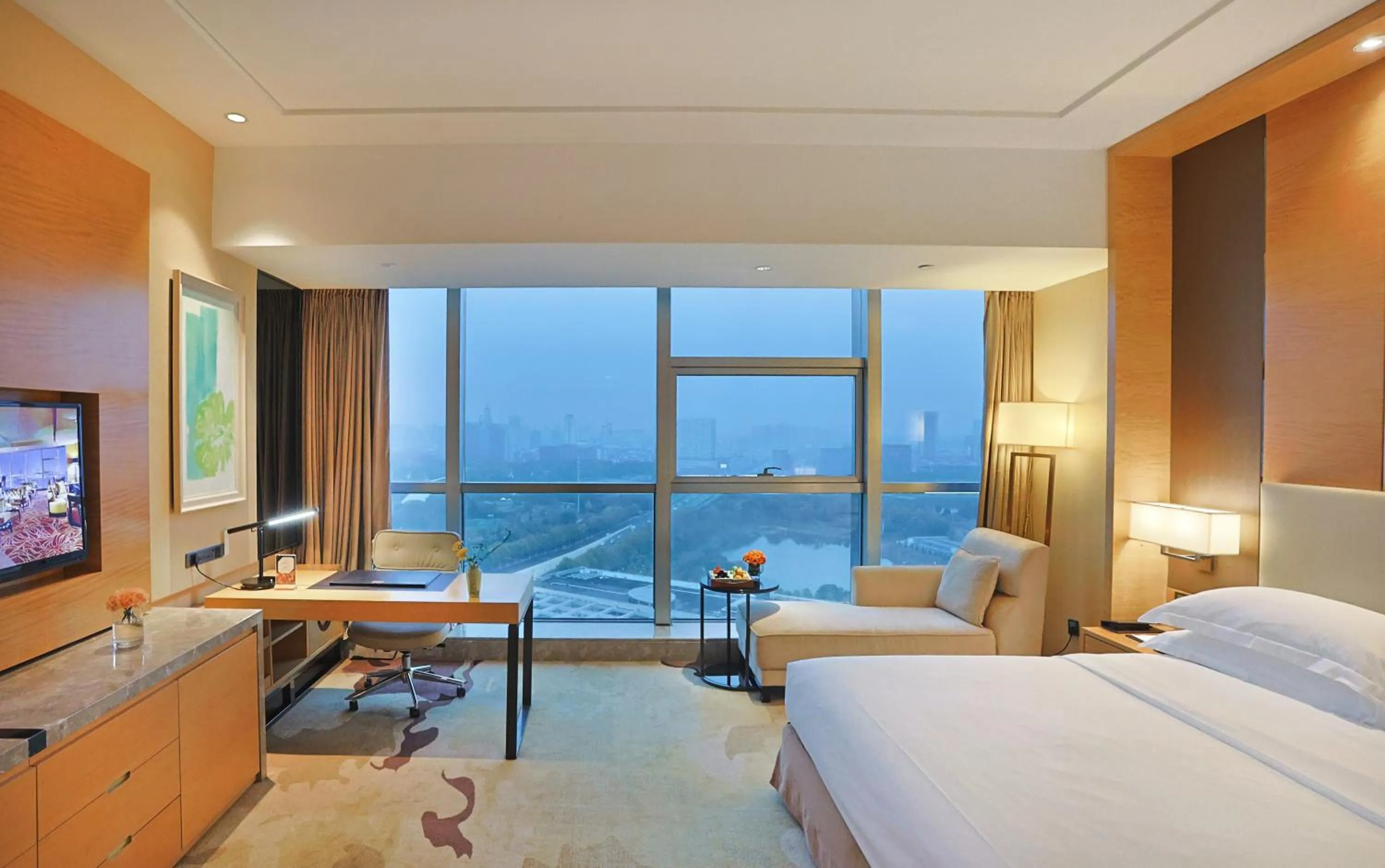 Bed in Expo Center Hotel - Free Shuttle Bus & Late Check-out