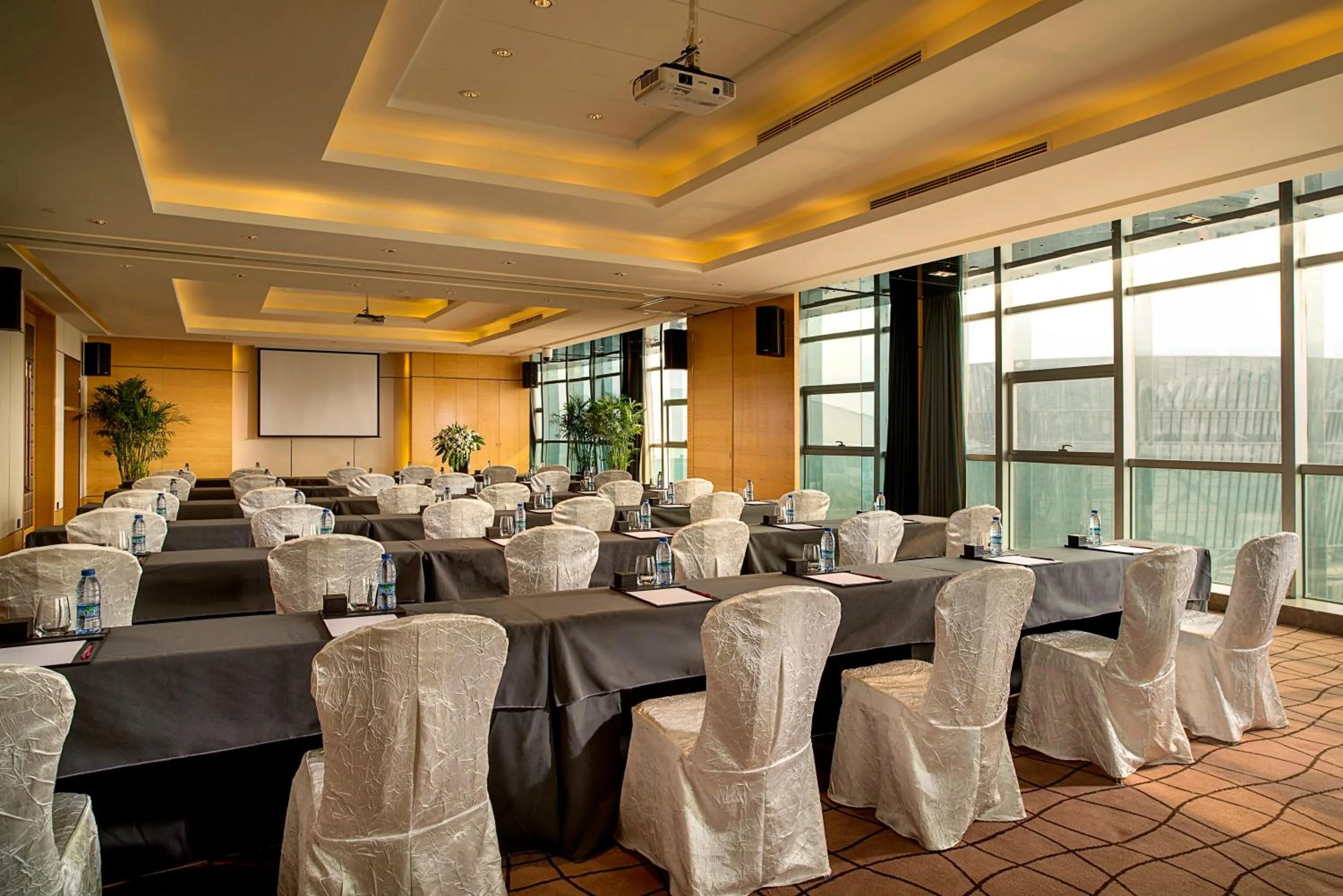 Meeting/conference room in Expo Center Hotel - Free Shuttle Bus & Late Check-out