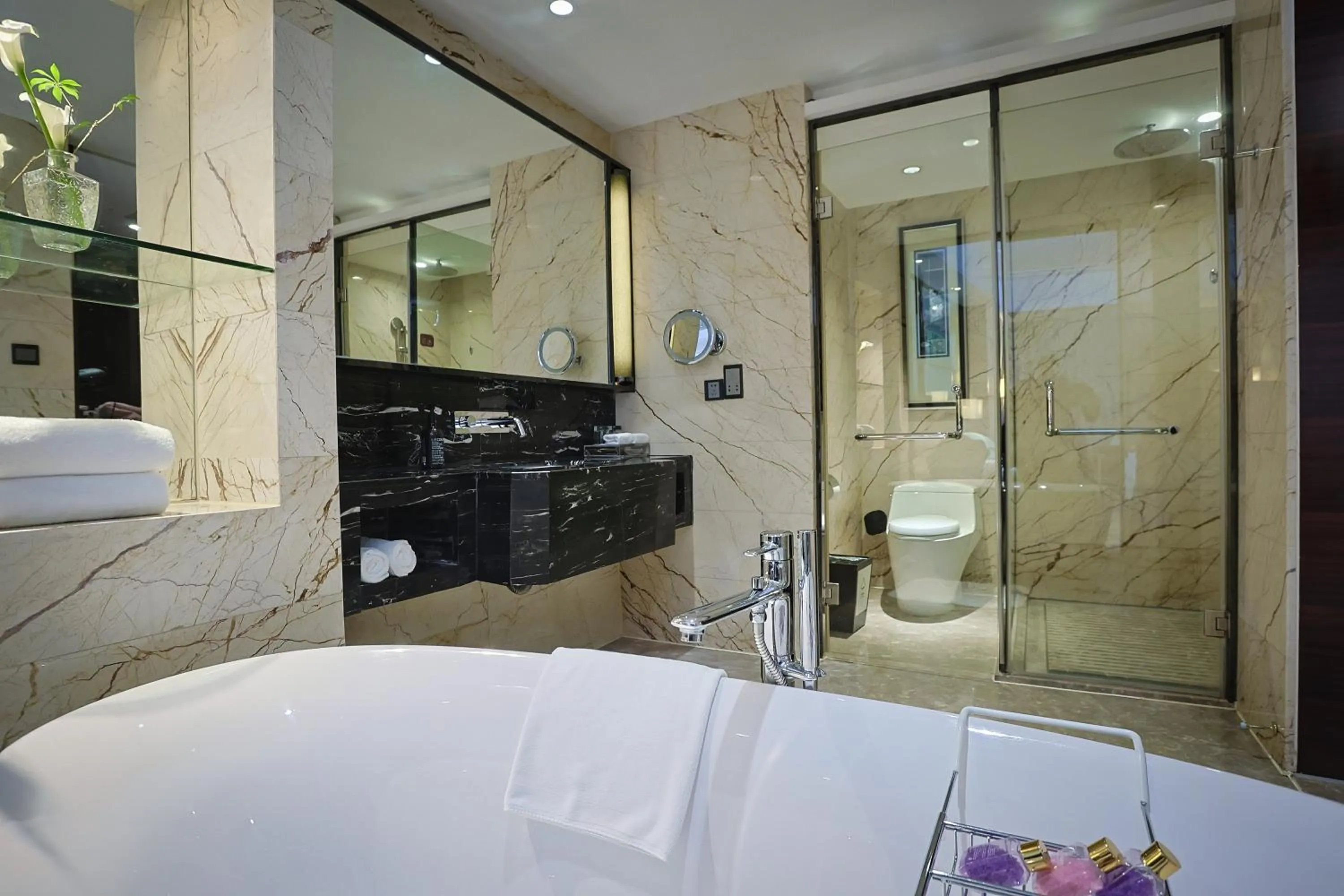 Bathroom in Expo Center Hotel - Free Shuttle Bus & Late Check-out