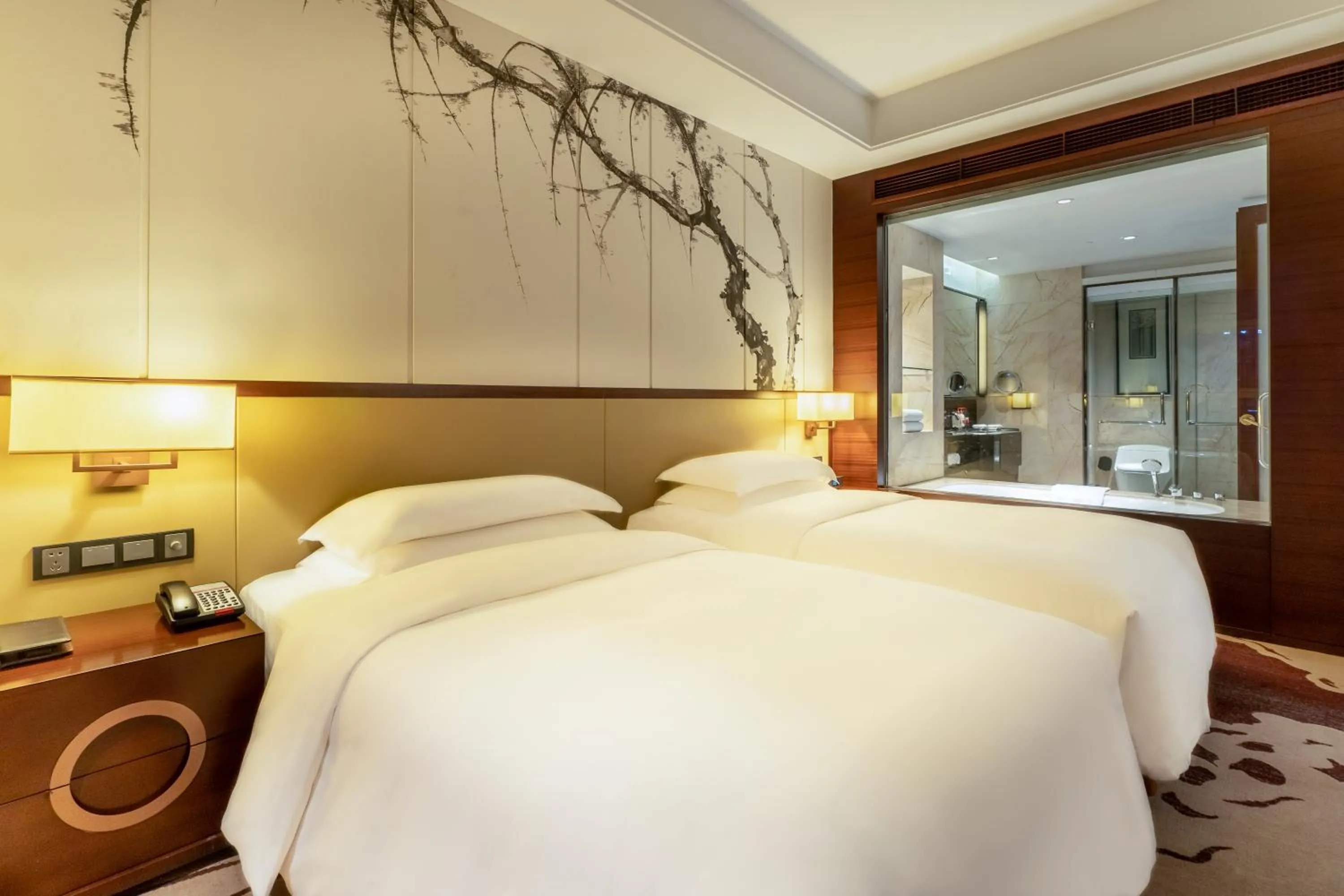 Bed in Expo Center Hotel - Free Shuttle Bus & Late Check-out