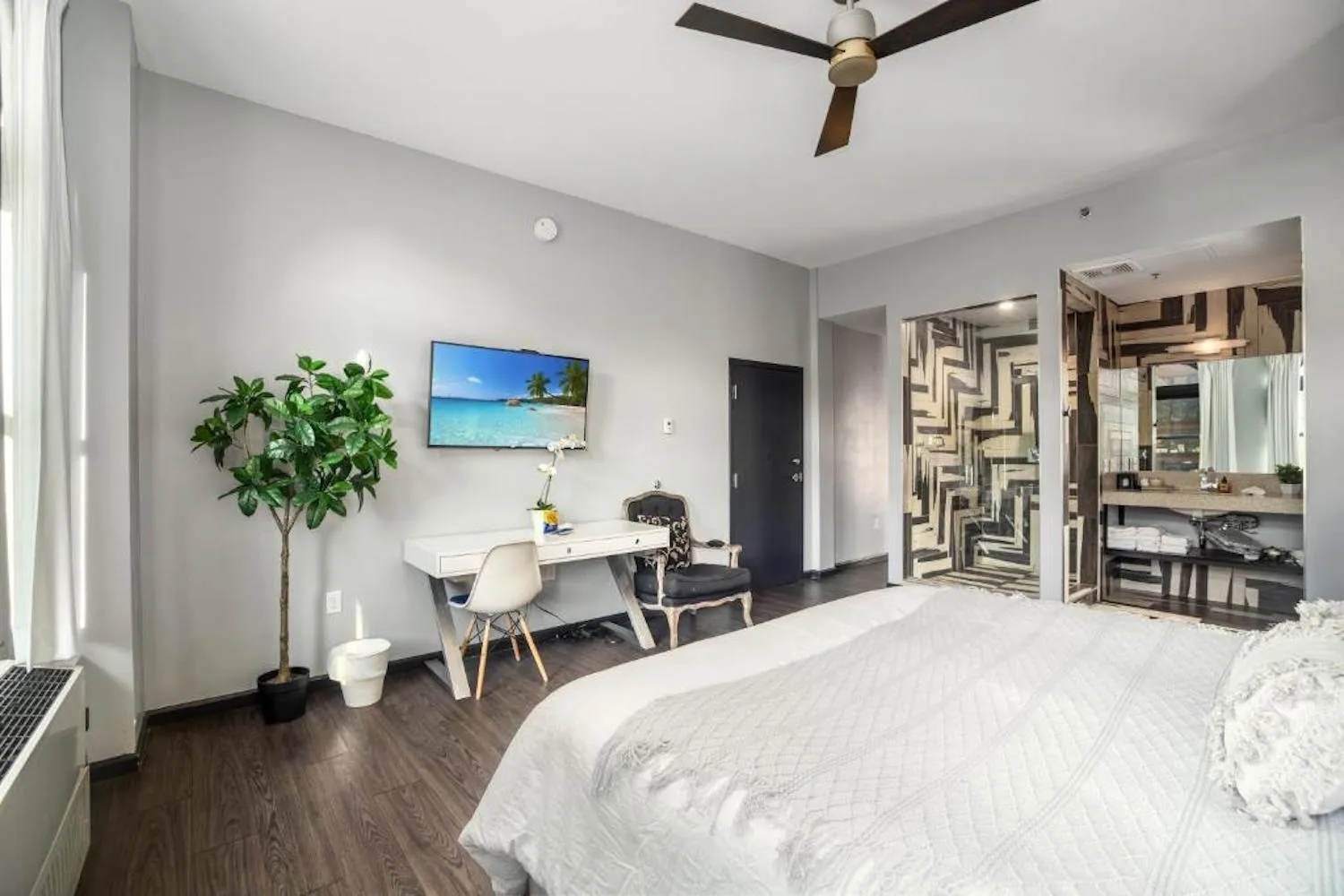 Photo of the whole room, Bed in Good Hotels Downtown Denver