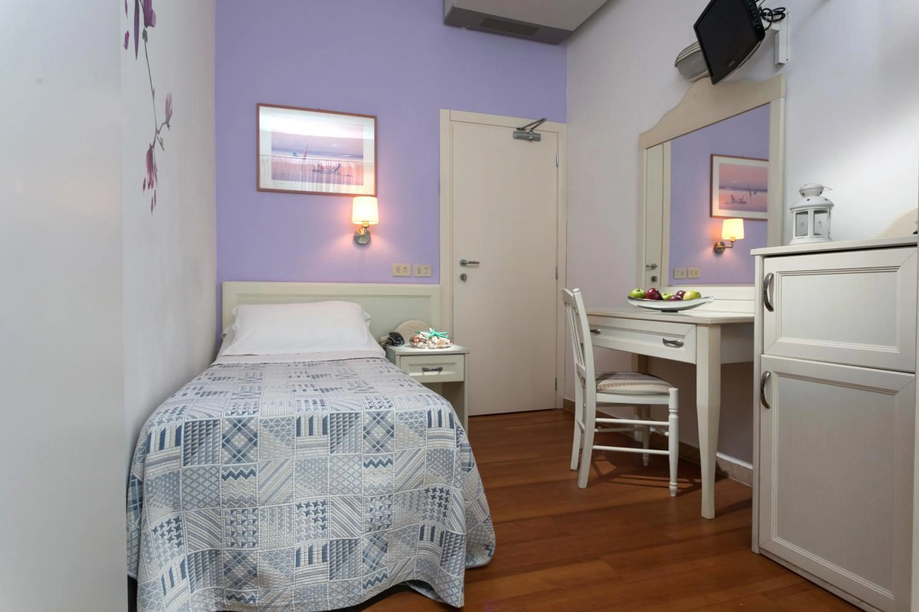 Photo of the whole room in Hotel Mon Pays