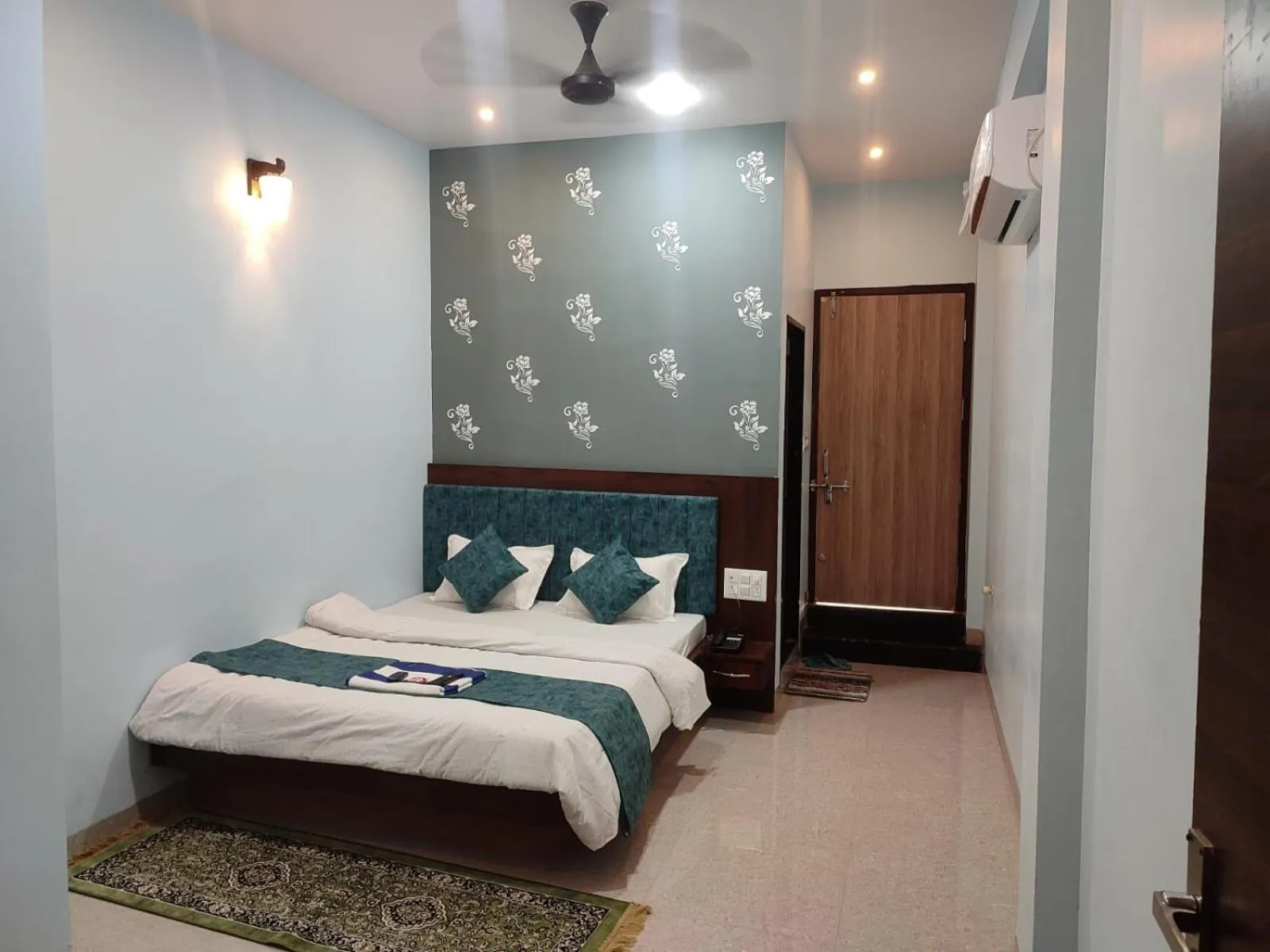 Bed in Hotel Shivalay Palace