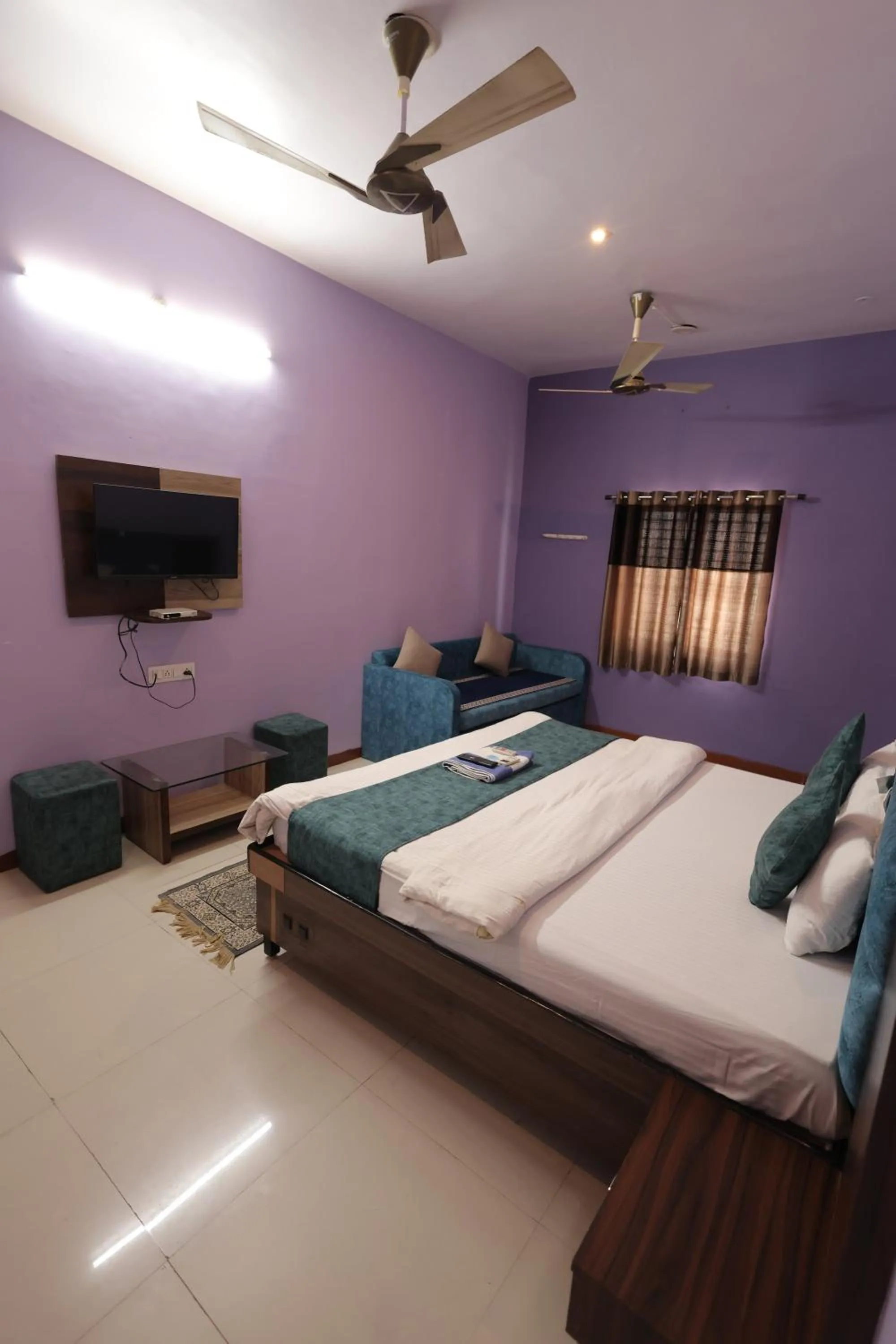 Communal lounge/ TV room, Bed in Hotel Shivalay Palace