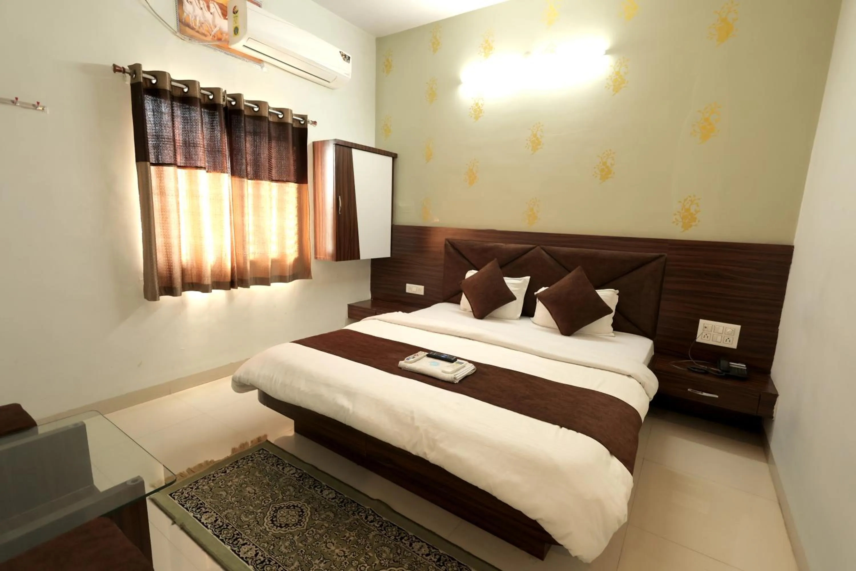 TV and multimedia, Bed in Hotel Shivalay Palace