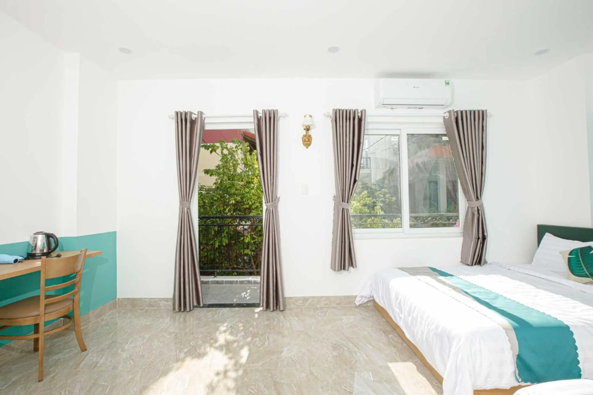 Balcony/Terrace, Bed in Pao Hotel