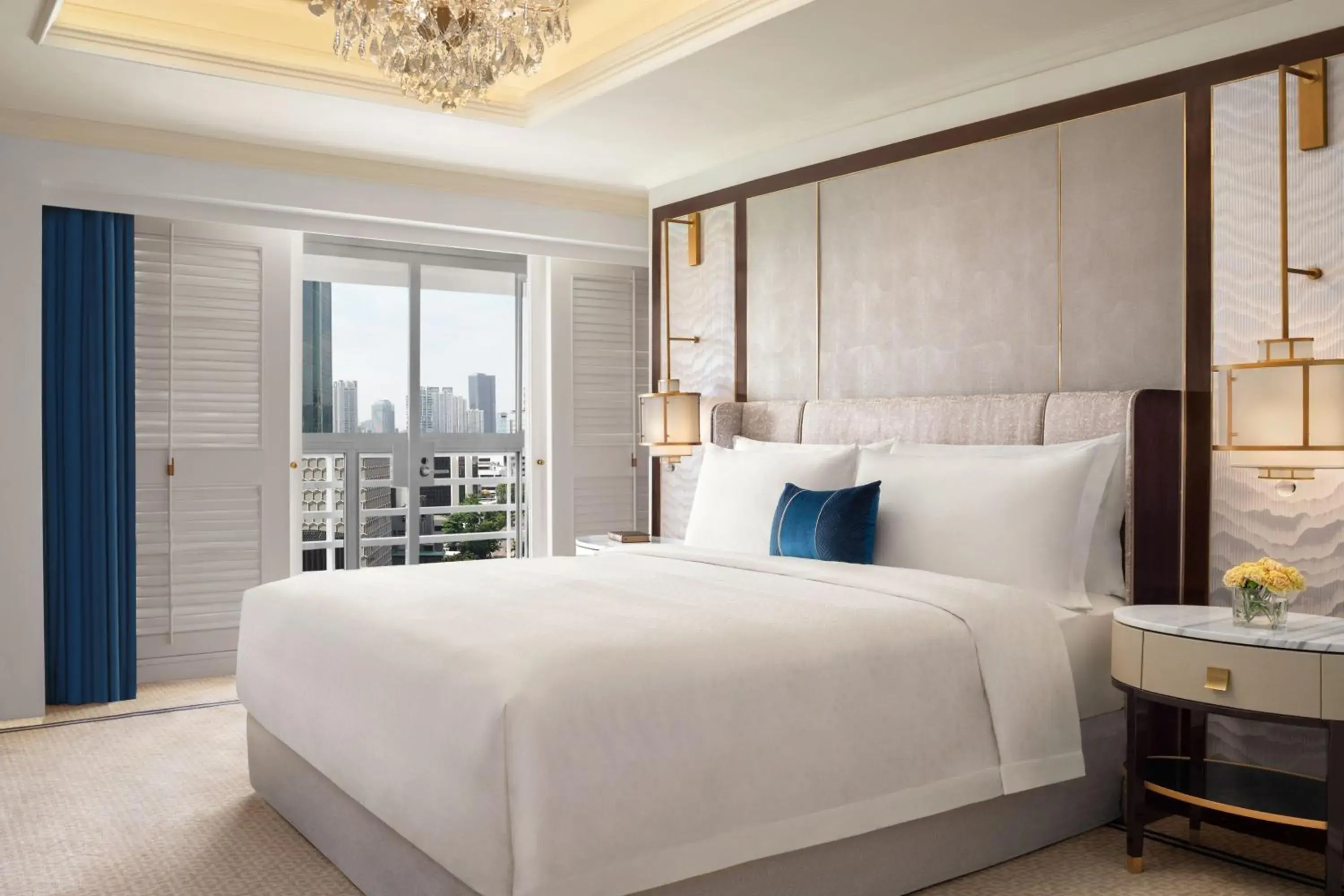 Photo of the whole room, Bed in The St Regis Jakarta