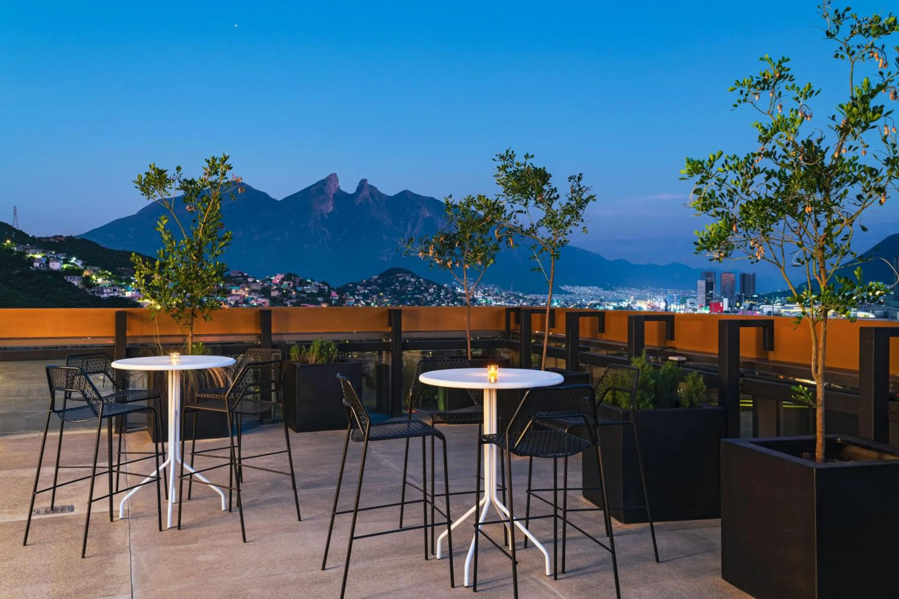 Lounge or bar in AC Hotel by Marriott Monterrey Valle