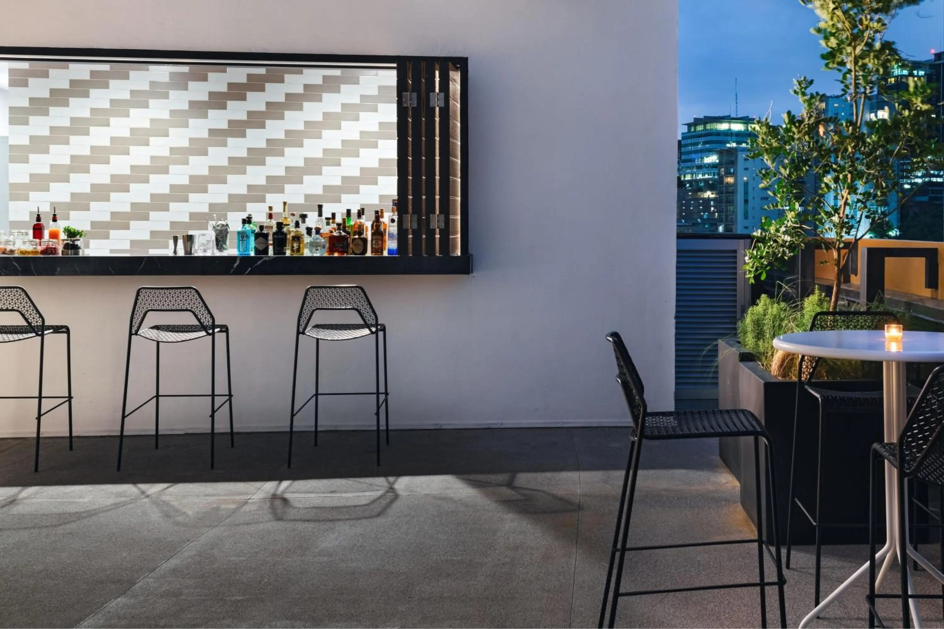 Lounge or bar in AC Hotel by Marriott Monterrey Valle