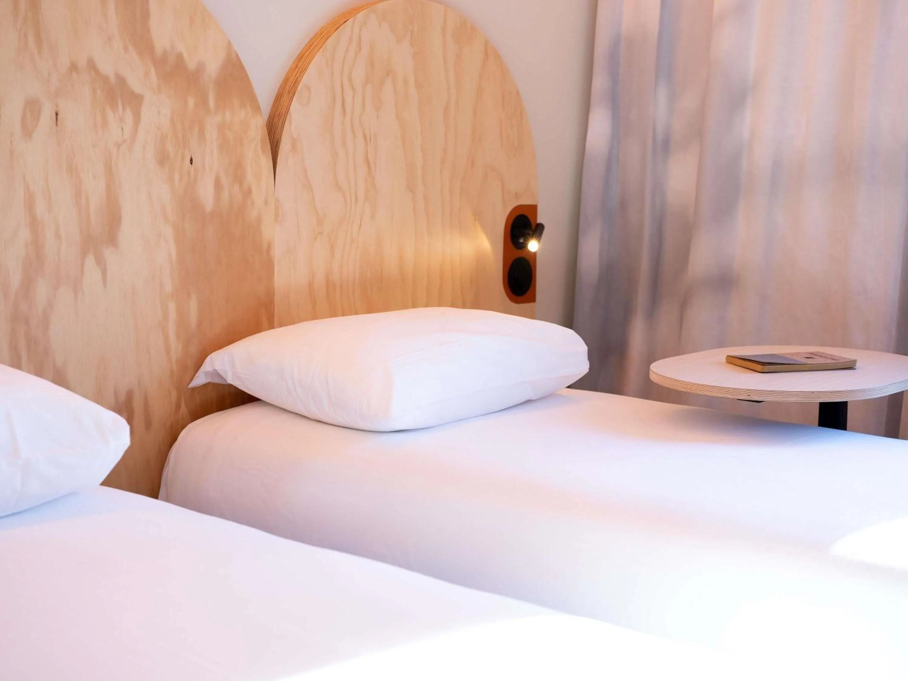 Bedroom, Bed in ibis Styles Montauban