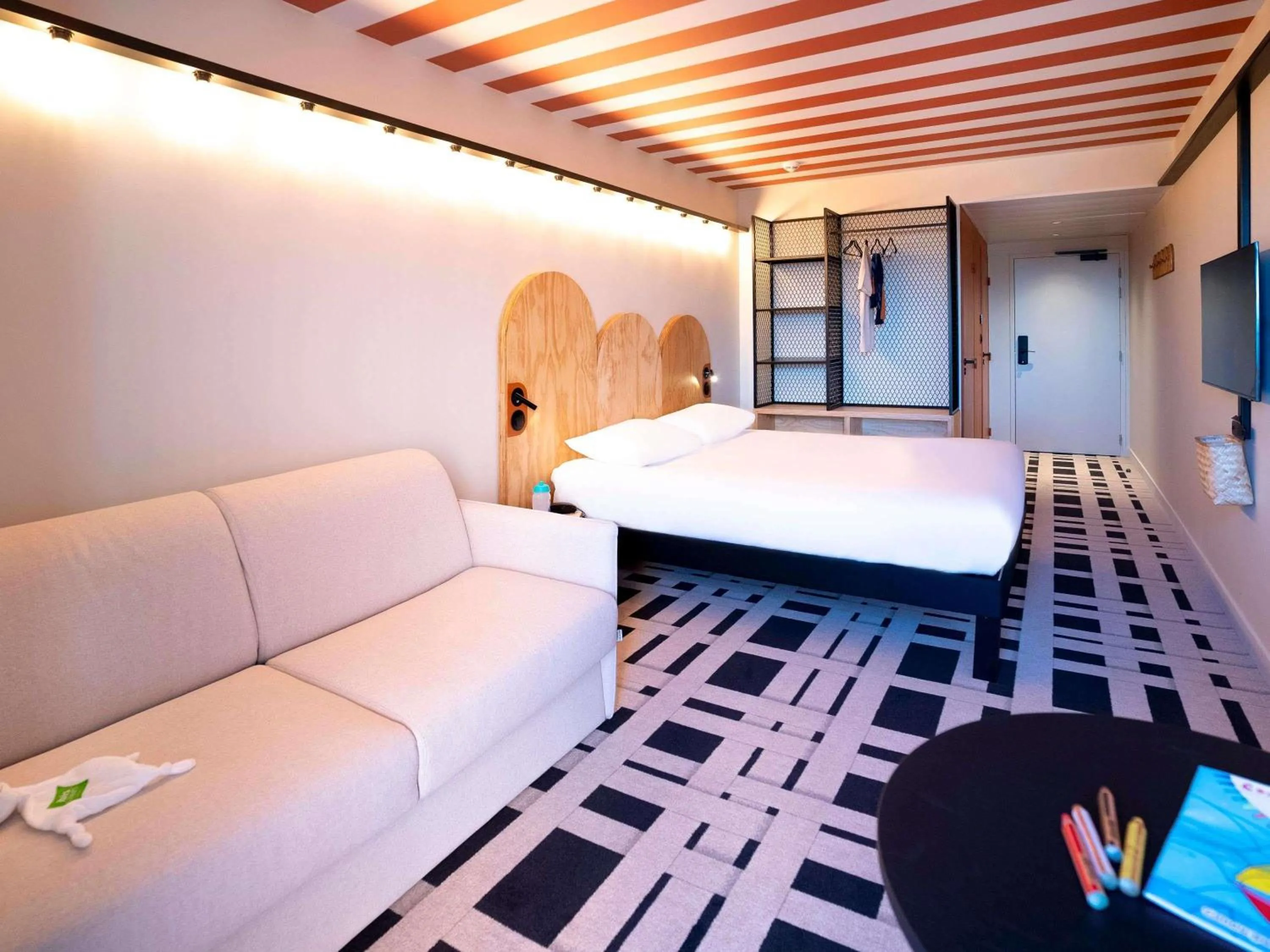 Bedroom, Bed in ibis Styles Montauban