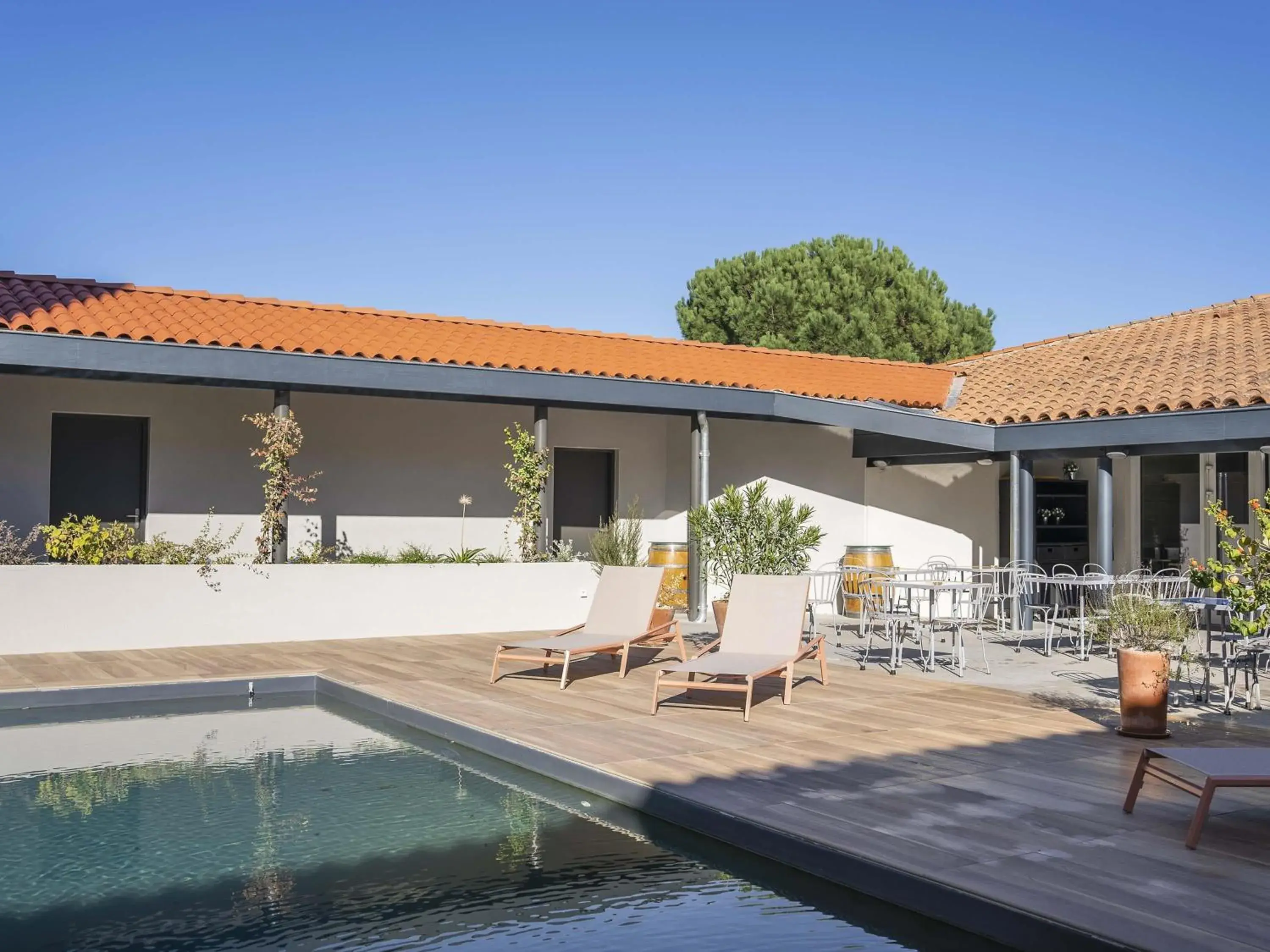 Pool view in ibis Styles Montauban Pool view in ibis Styles Montauban