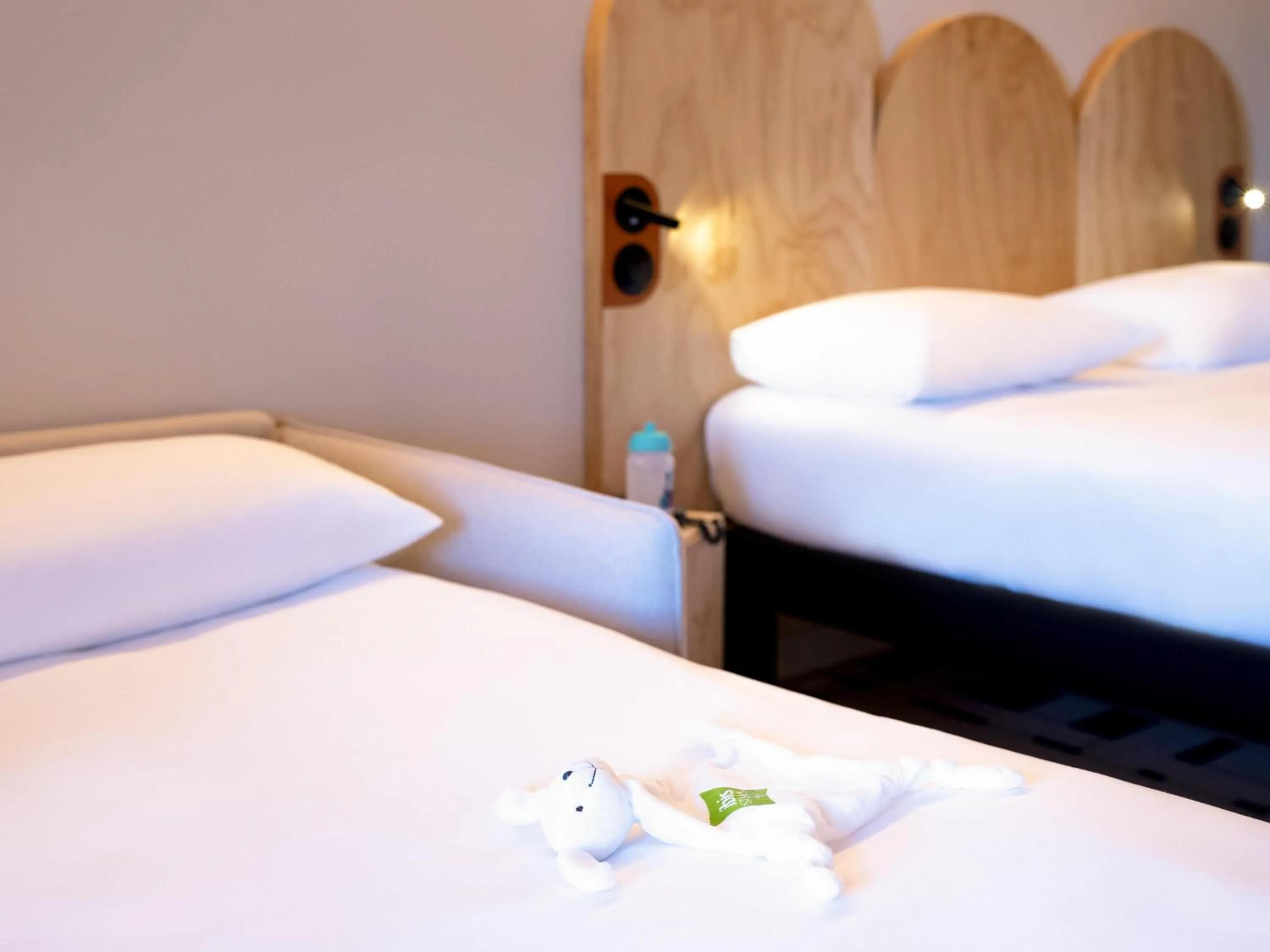 Bedroom, Bed in ibis Styles Montauban