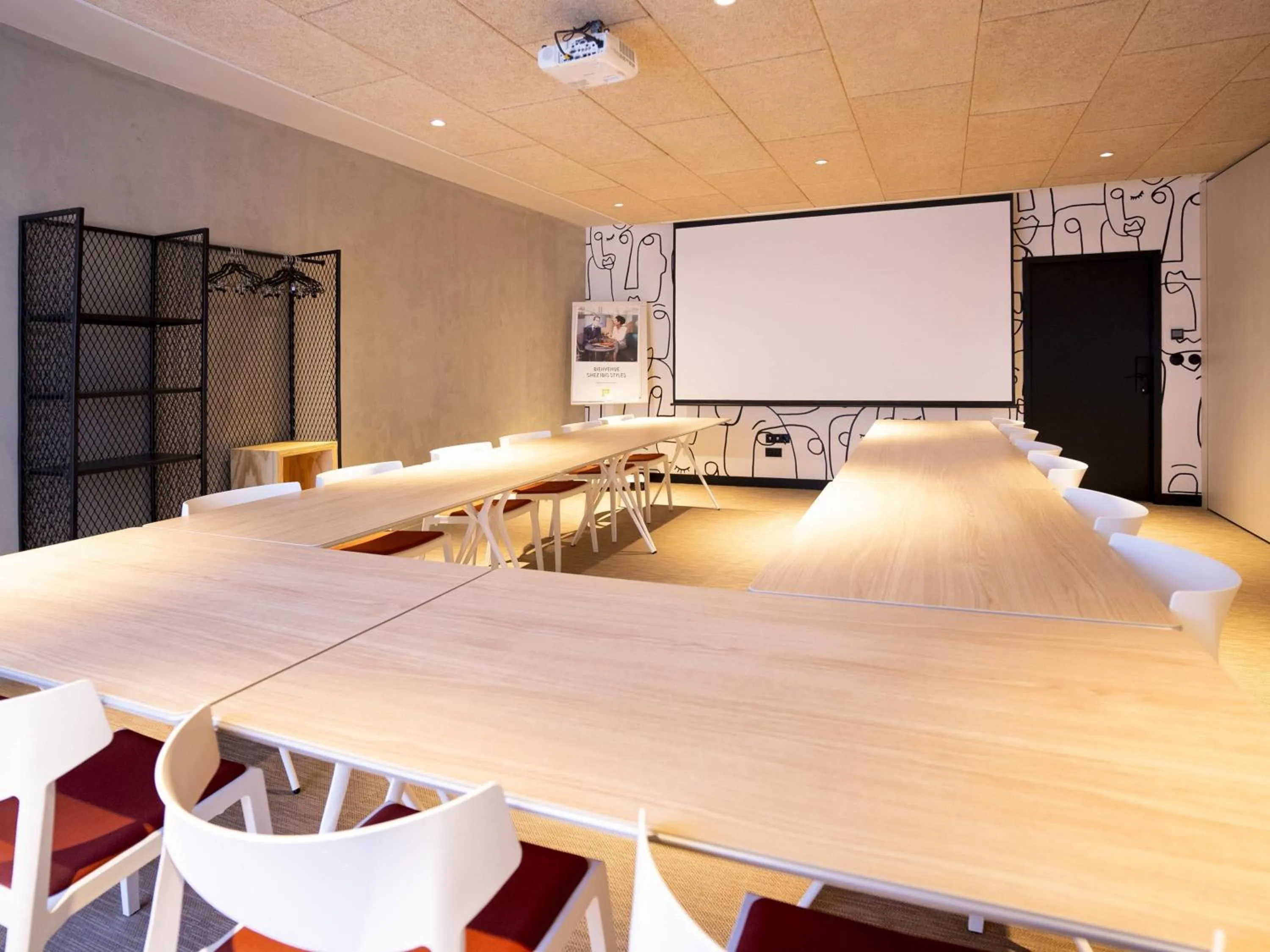 Meeting/conference room in ibis Styles Montauban