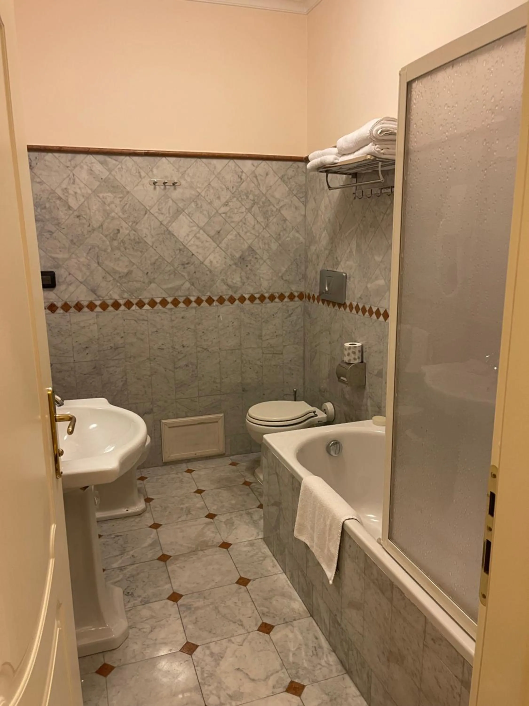 Shower in Hotel Trinacria