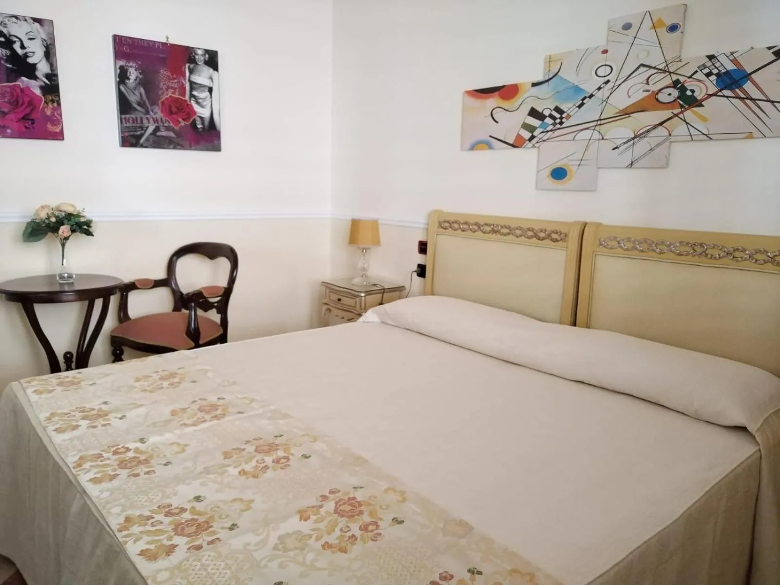 View (from property/room), Bed in Hotel Trinacria