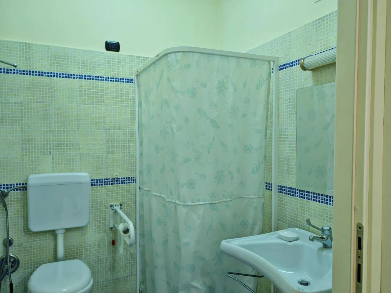 Shower in Hotel Trinacria