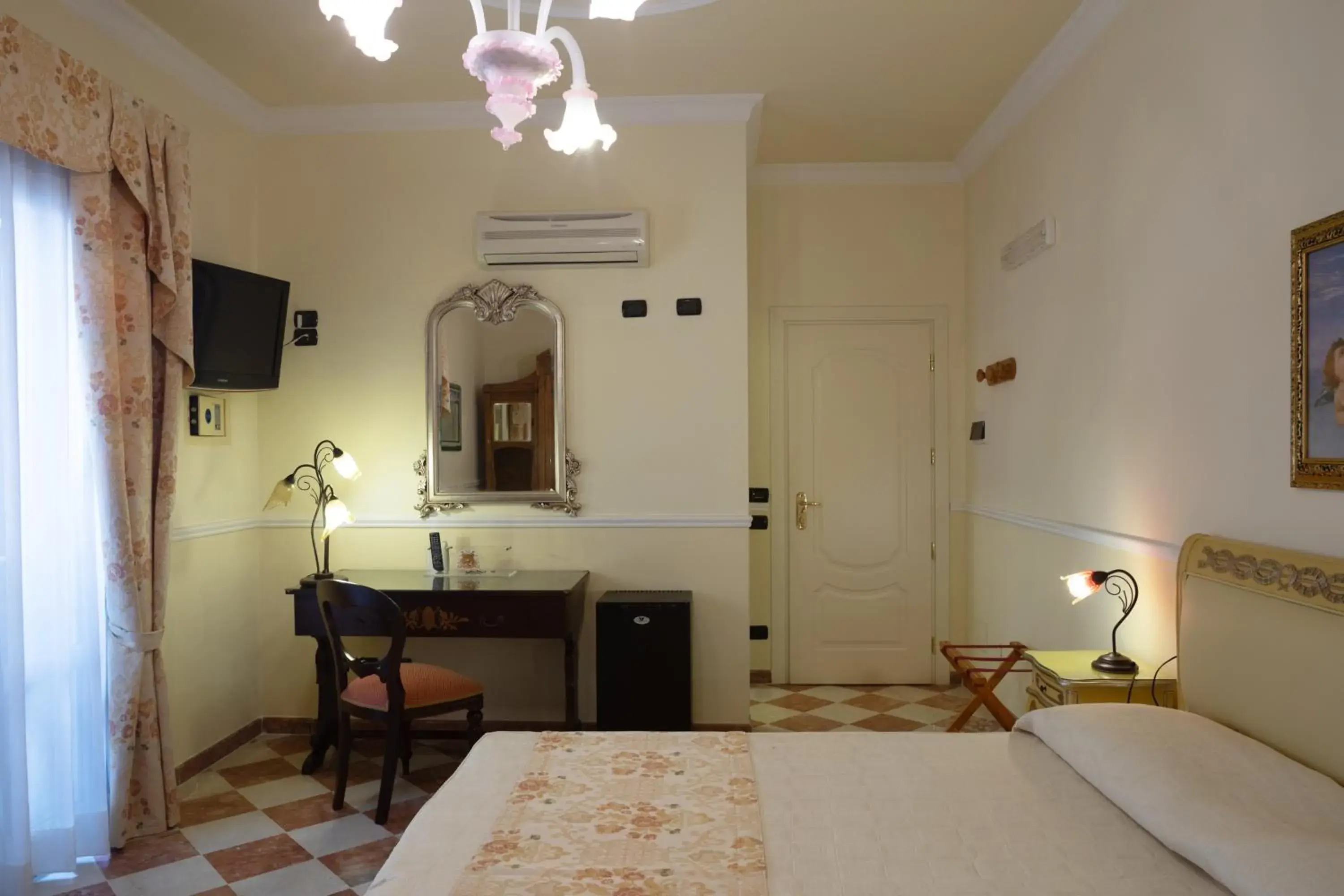 Comfort Triple Room with Shower in Hotel Trinacria Comfort Triple Room with Shower in Hotel Trinacria