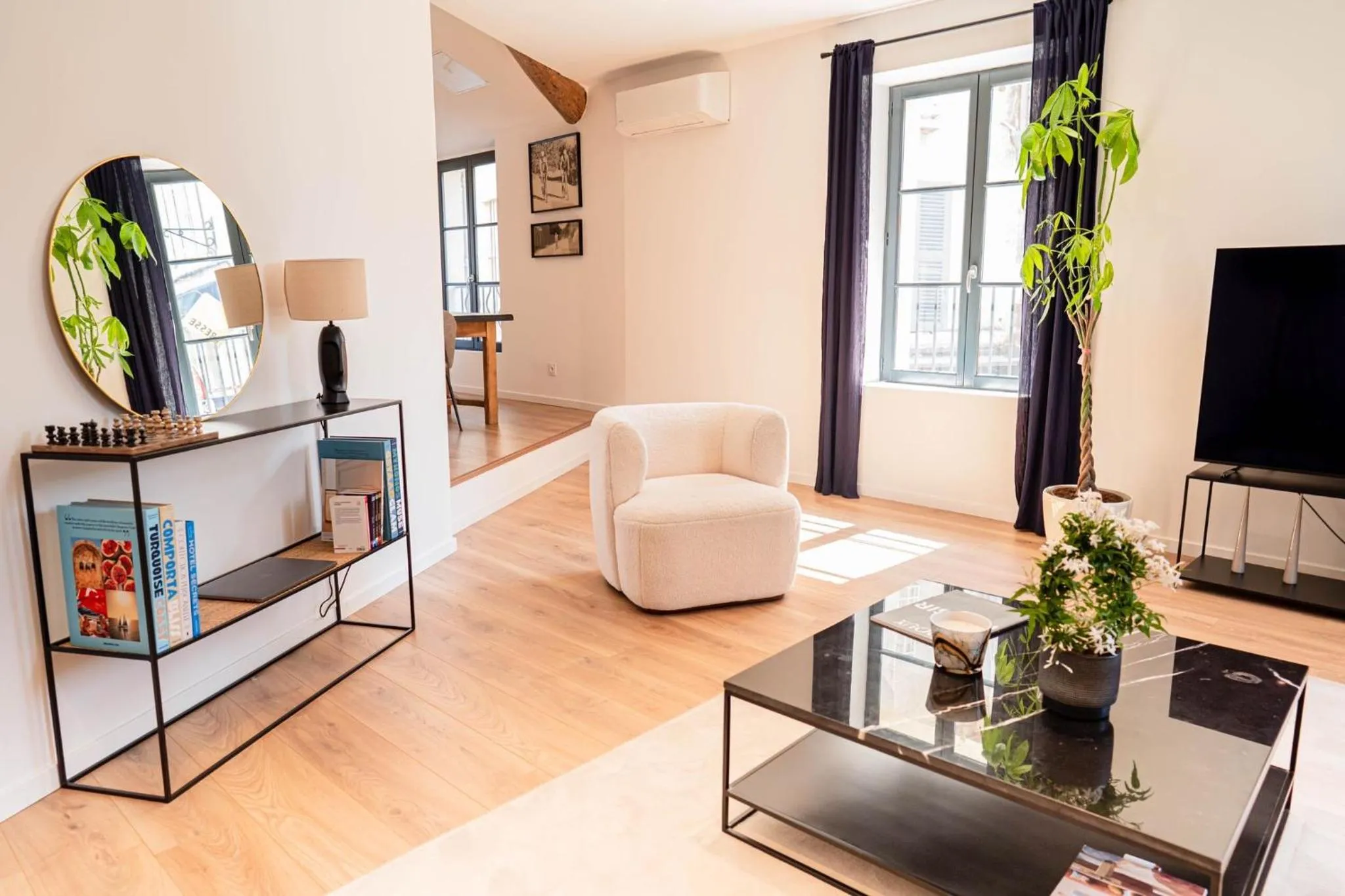 Communal lounge/ TV room in Centre historique coeur du quartier Vernet 100 m²