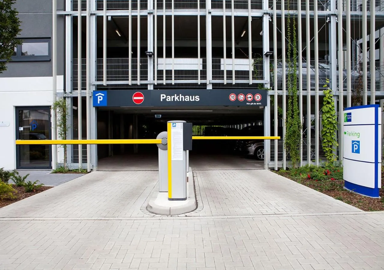 Parking in Holiday Inn Express - Düsseldorf Airport