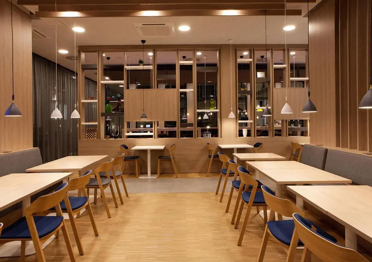 Restaurant/places to eat in Holiday Inn Express - Düsseldorf Airport Restaurant/places to eat in Holiday Inn Express - Düsseldorf Airport