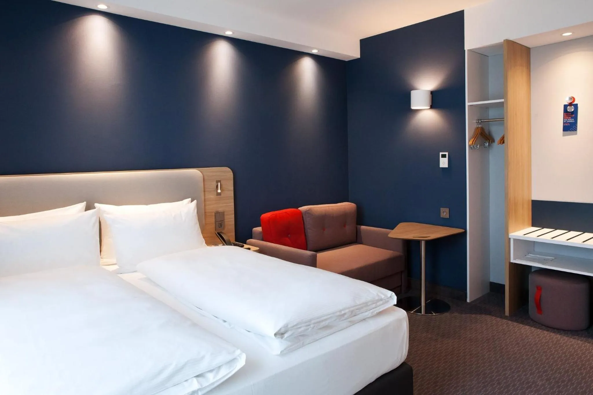 Photo of the whole room, Bed in Holiday Inn Express - Düsseldorf Airport