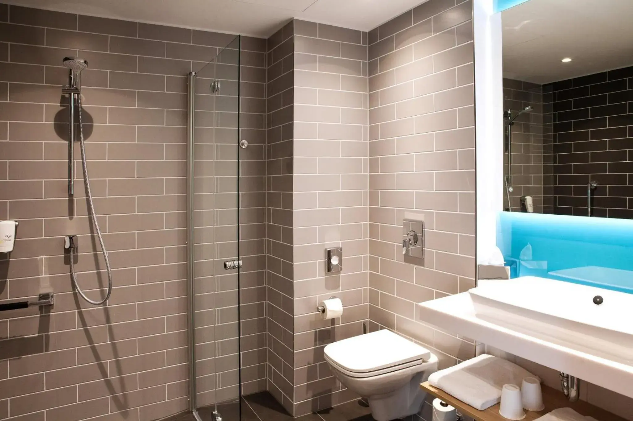 Bathroom in Holiday Inn Express - Düsseldorf Airport Bathroom in Holiday Inn Express - Düsseldorf Airport