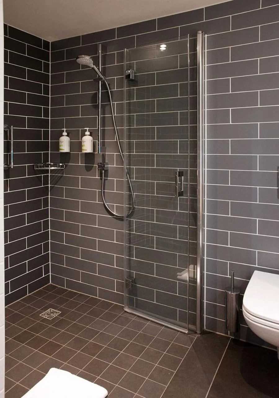 Shower in Holiday Inn Express - Düsseldorf Airport