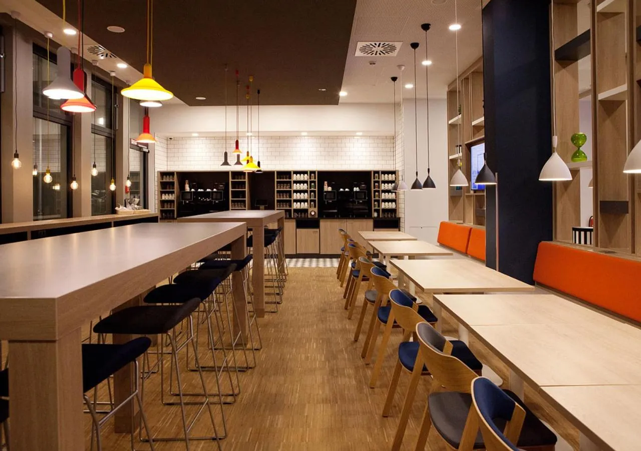 Restaurant/places to eat in Holiday Inn Express - Düsseldorf Airport