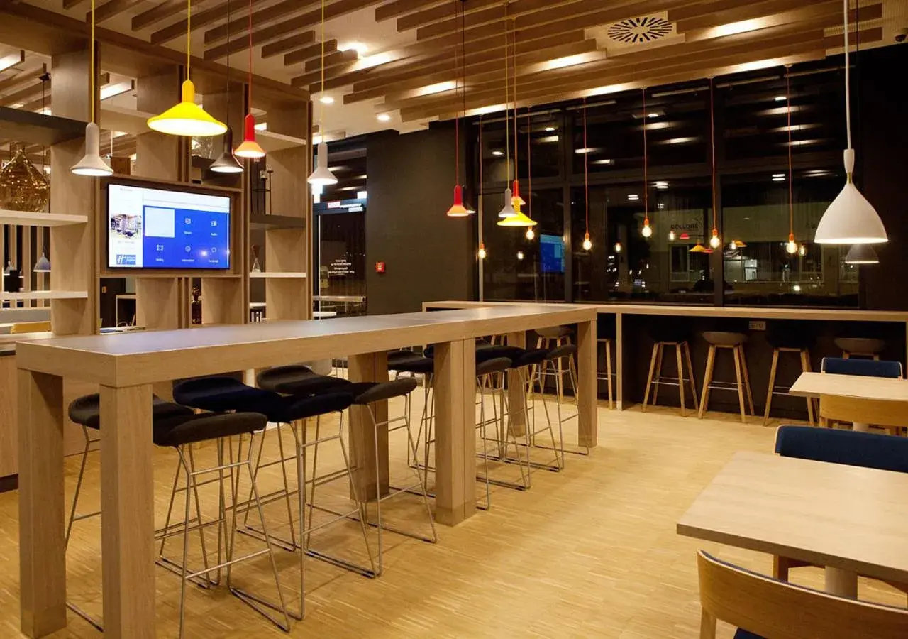 Restaurant/places to eat in Holiday Inn Express - Düsseldorf Airport Restaurant/places to eat in Holiday Inn Express - Düsseldorf Airport