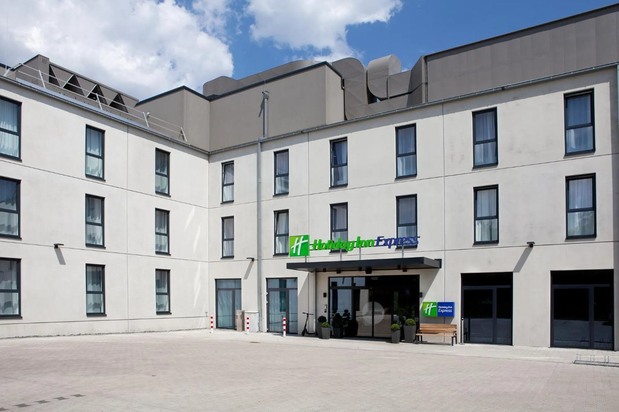 Property building in Holiday Inn Express - Remscheid