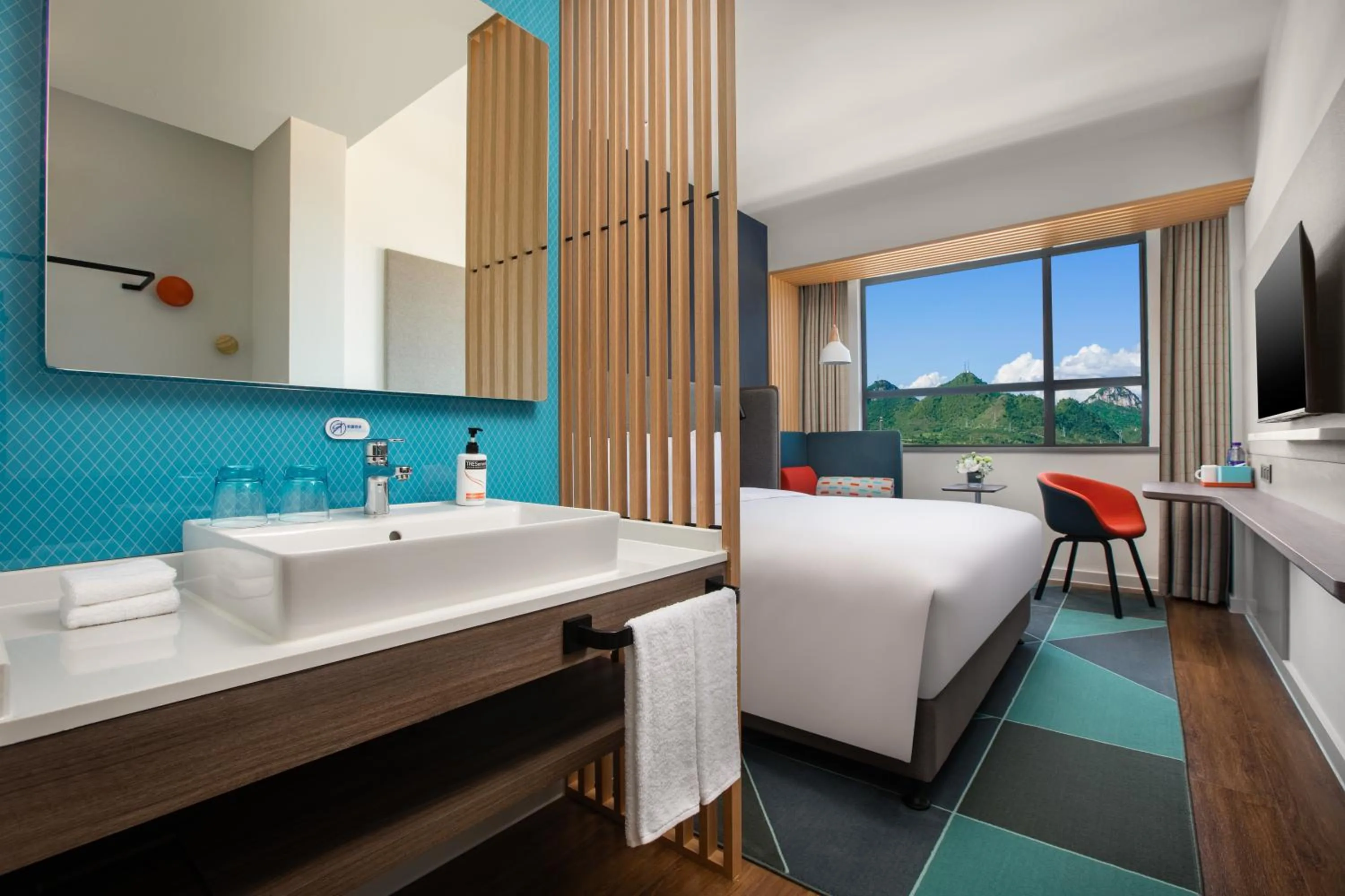 Photo of the whole room, Bed in Holiday Inn Express Guiyang Qingyan by IHG