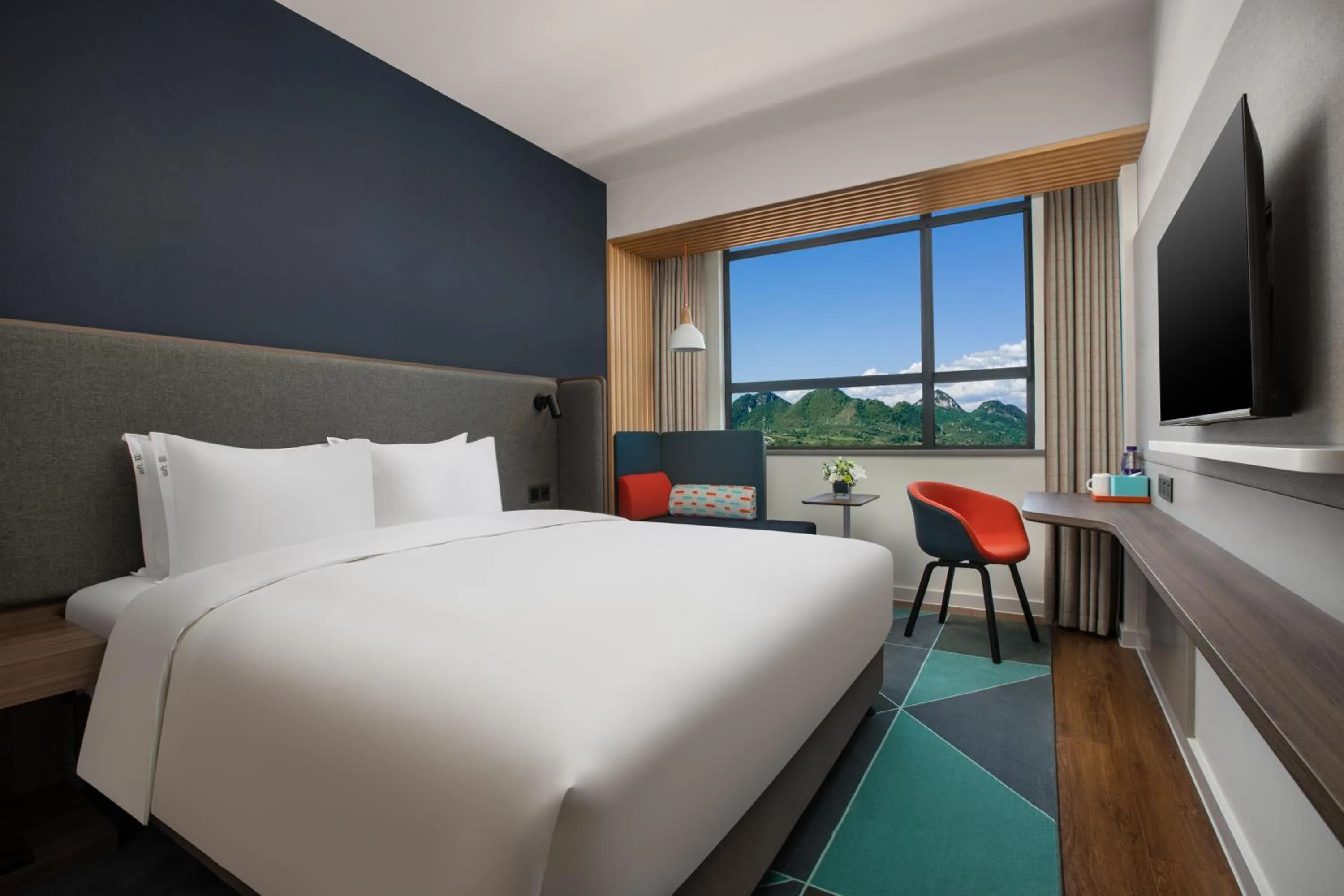 Photo of the whole room, Bed in Holiday Inn Express Guiyang Qingyan by IHG