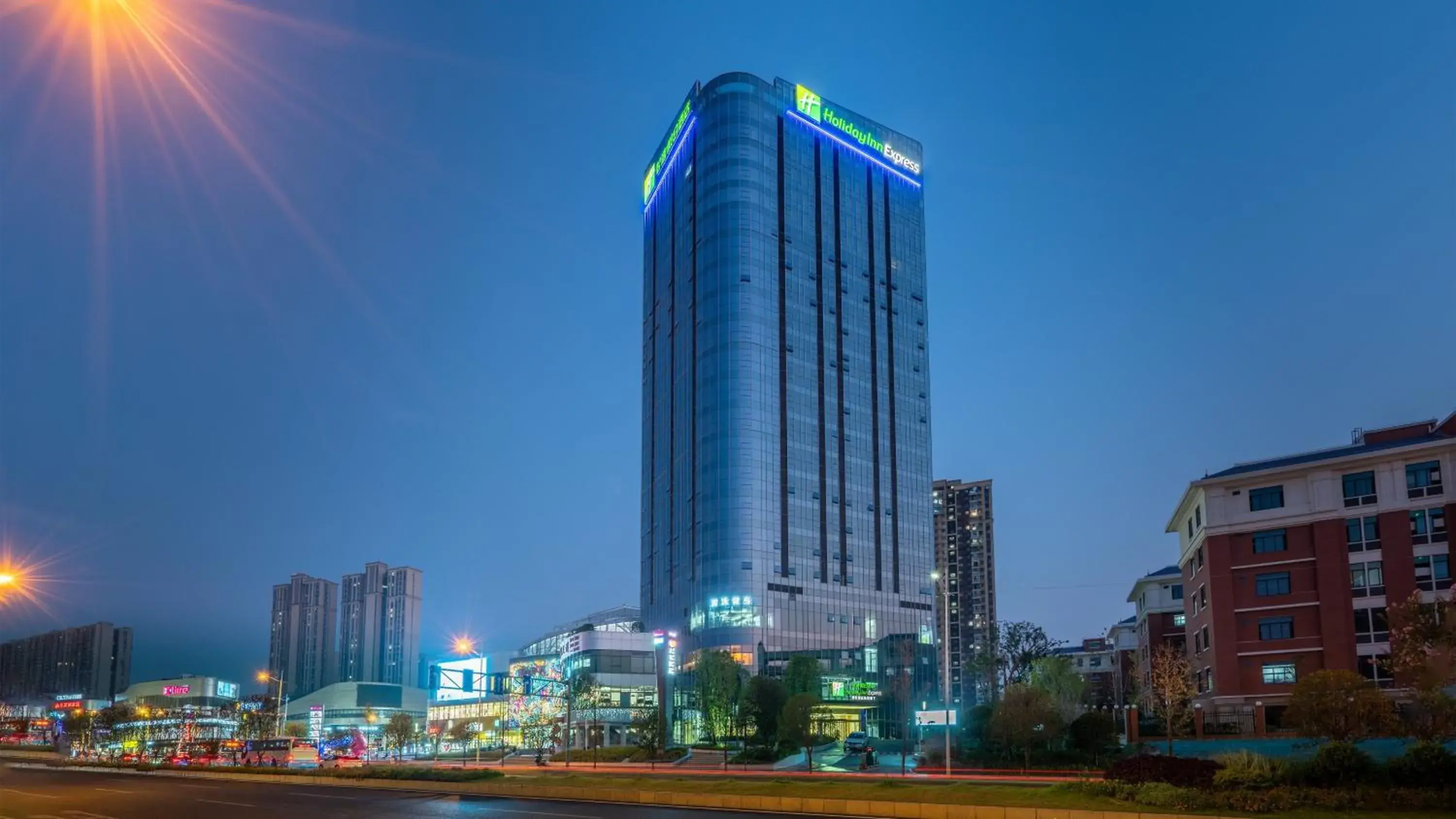 Property building in Holiday Inn Express Changsha Kaifu by IHG Property building in Holiday Inn Express Changsha Kaifu by IHG