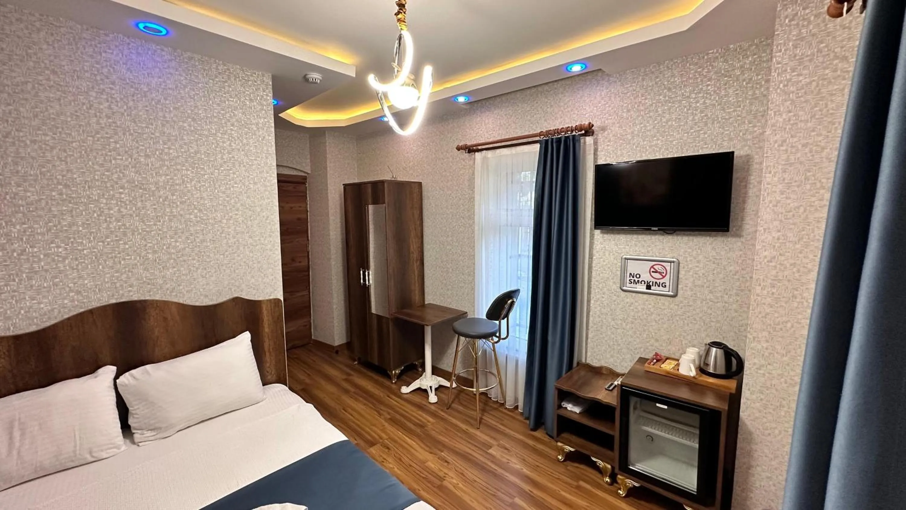 Communal lounge/ TV room, Bed in Aras Boutique Hotel & Suites