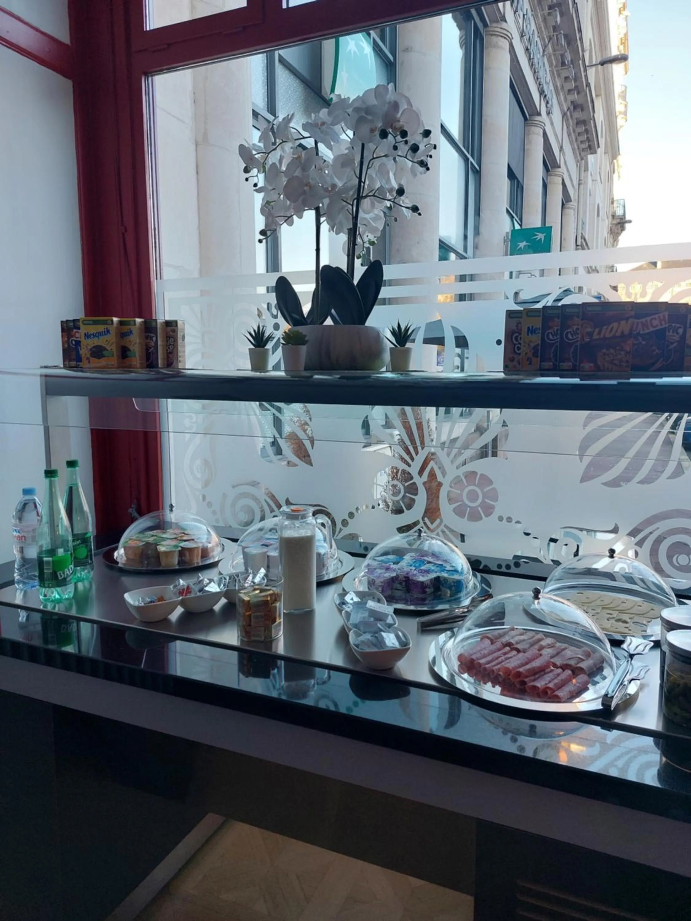 Buffet breakfast in Enzo Hotels Limoges Centre Jourdan by Kyriad Direct