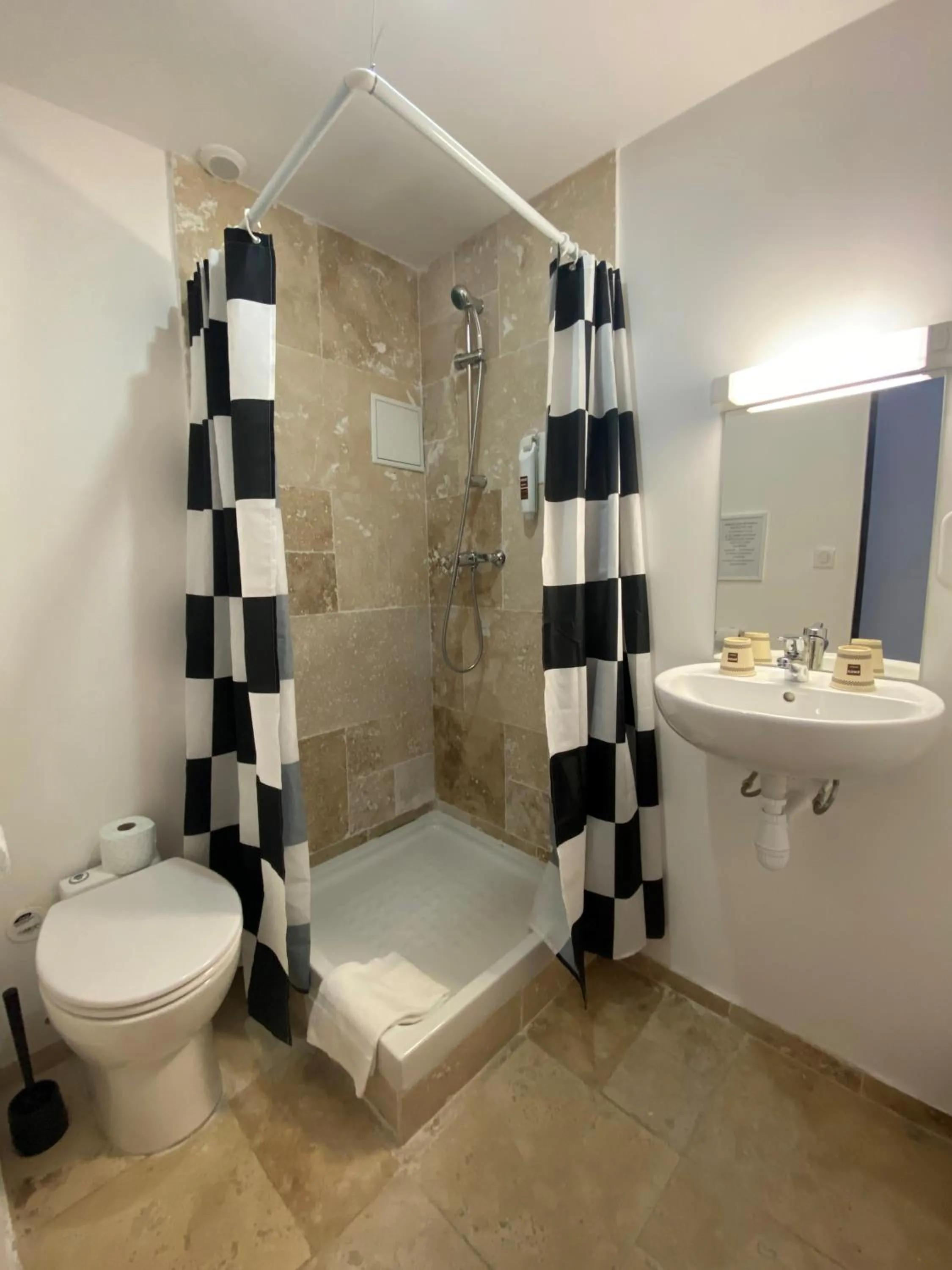 Bathroom in Enzo Hotels Limoges Centre Jourdan by Kyriad Direct
