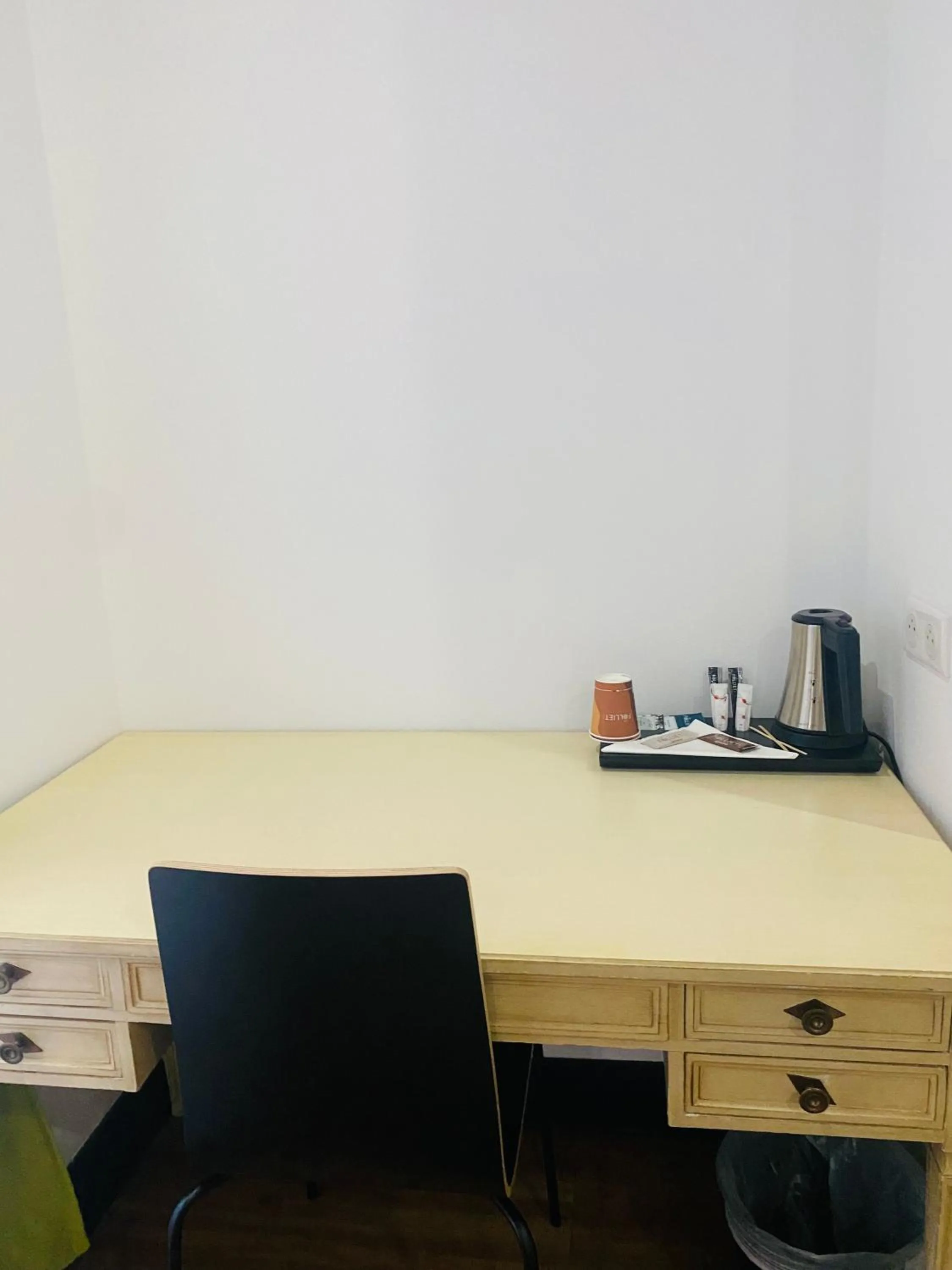 hair dresser in Enzo Hotels Limoges Centre Jourdan by Kyriad Direct