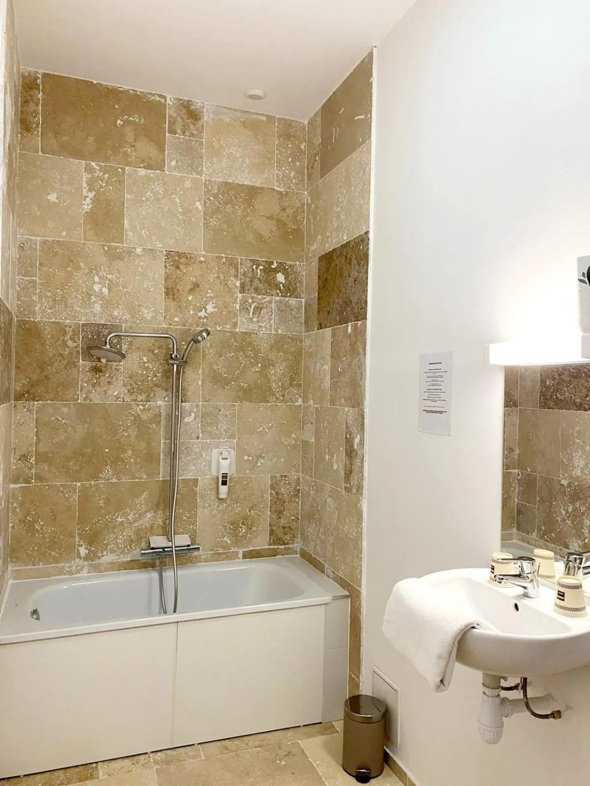 Bath in Enzo Hotels Limoges Centre Jourdan by Kyriad Direct