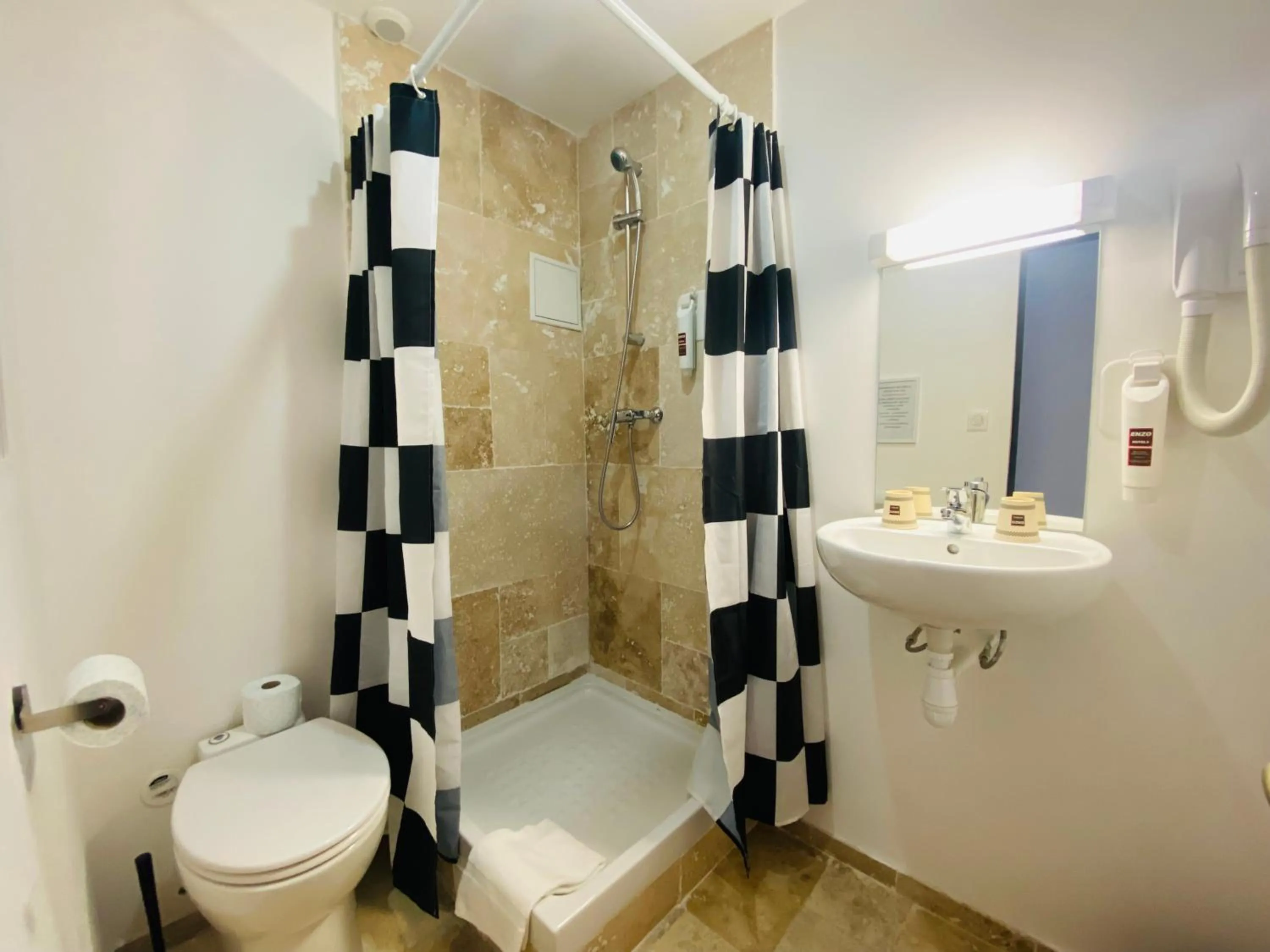 Bathroom in Enzo Hotels Limoges Centre Jourdan by Kyriad Direct