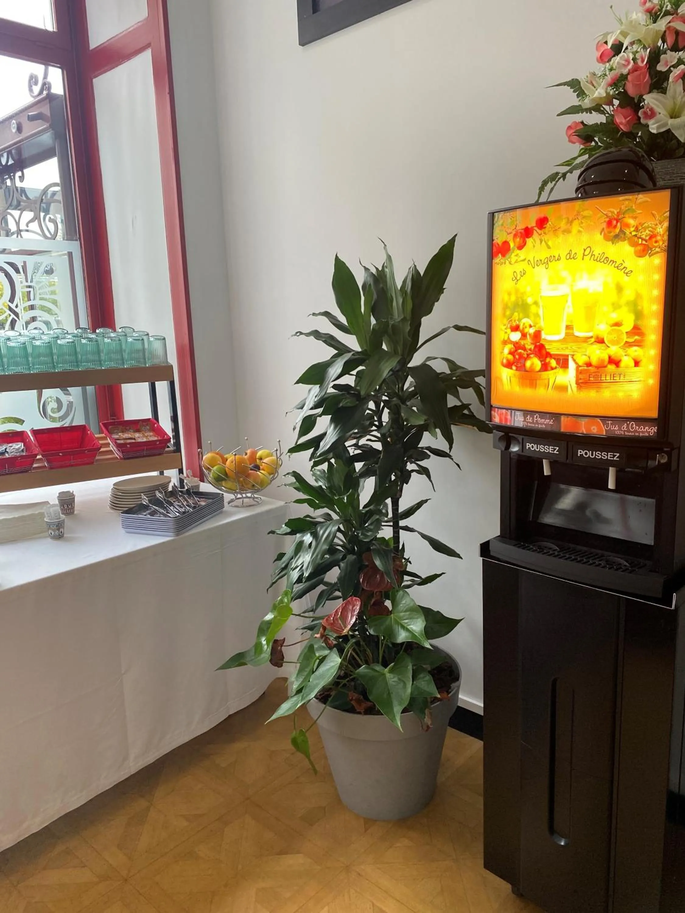 Breakfast in Enzo Hotels Limoges Centre Jourdan by Kyriad Direct