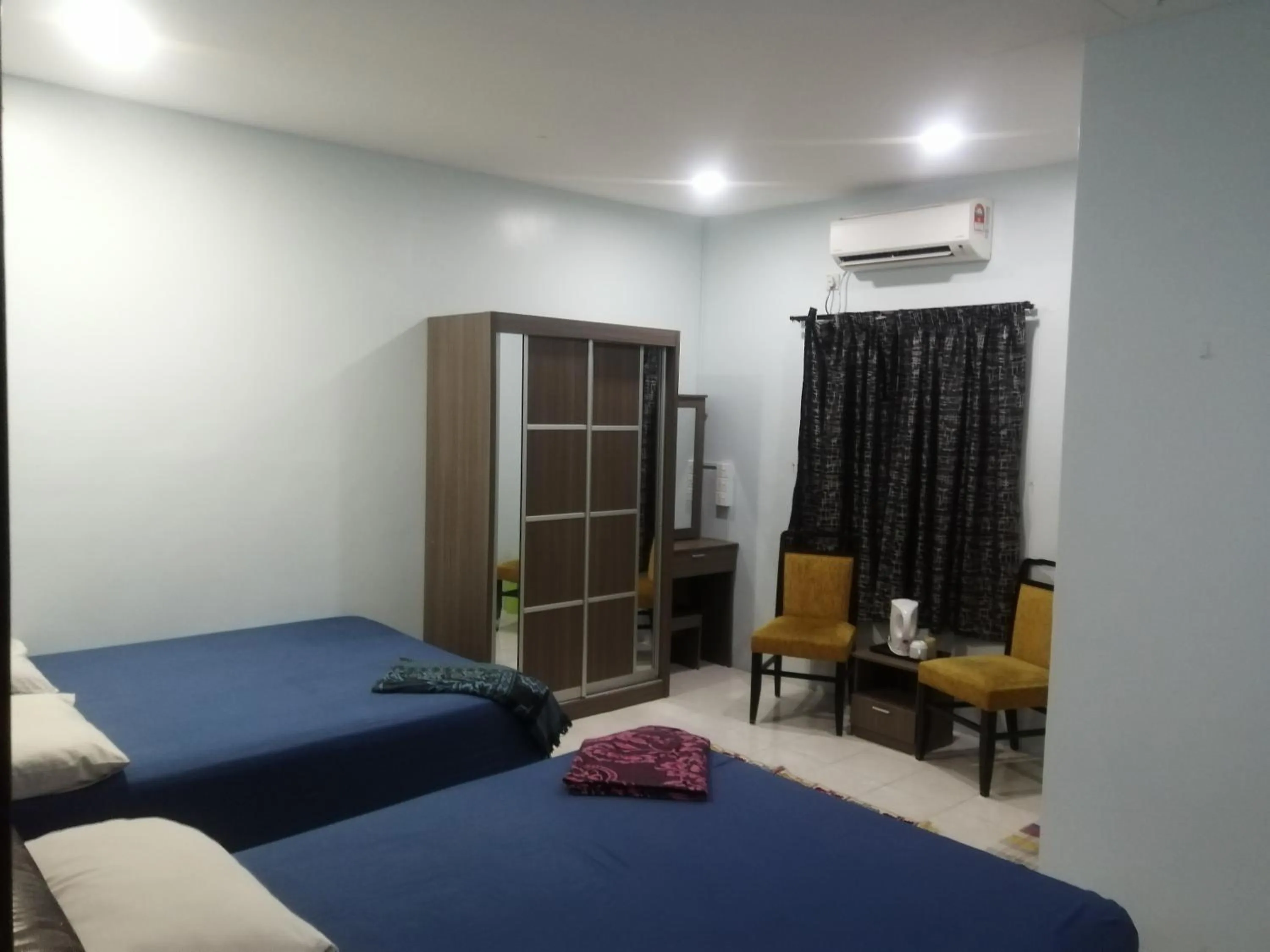 Photo of the whole room, Bed in Kamar Musafir MMS