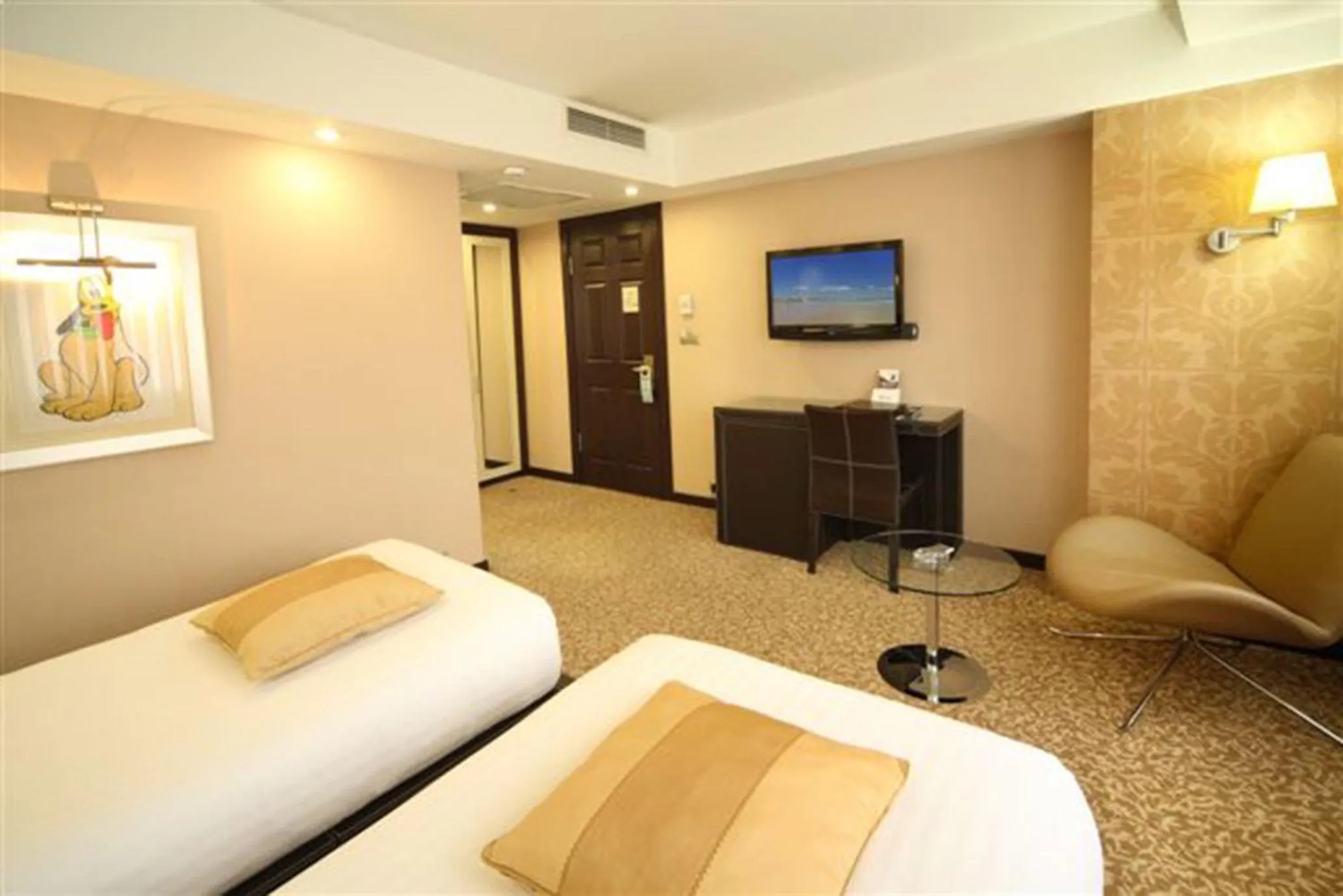 Photo of the whole room, Bed in Cartoon Hotel